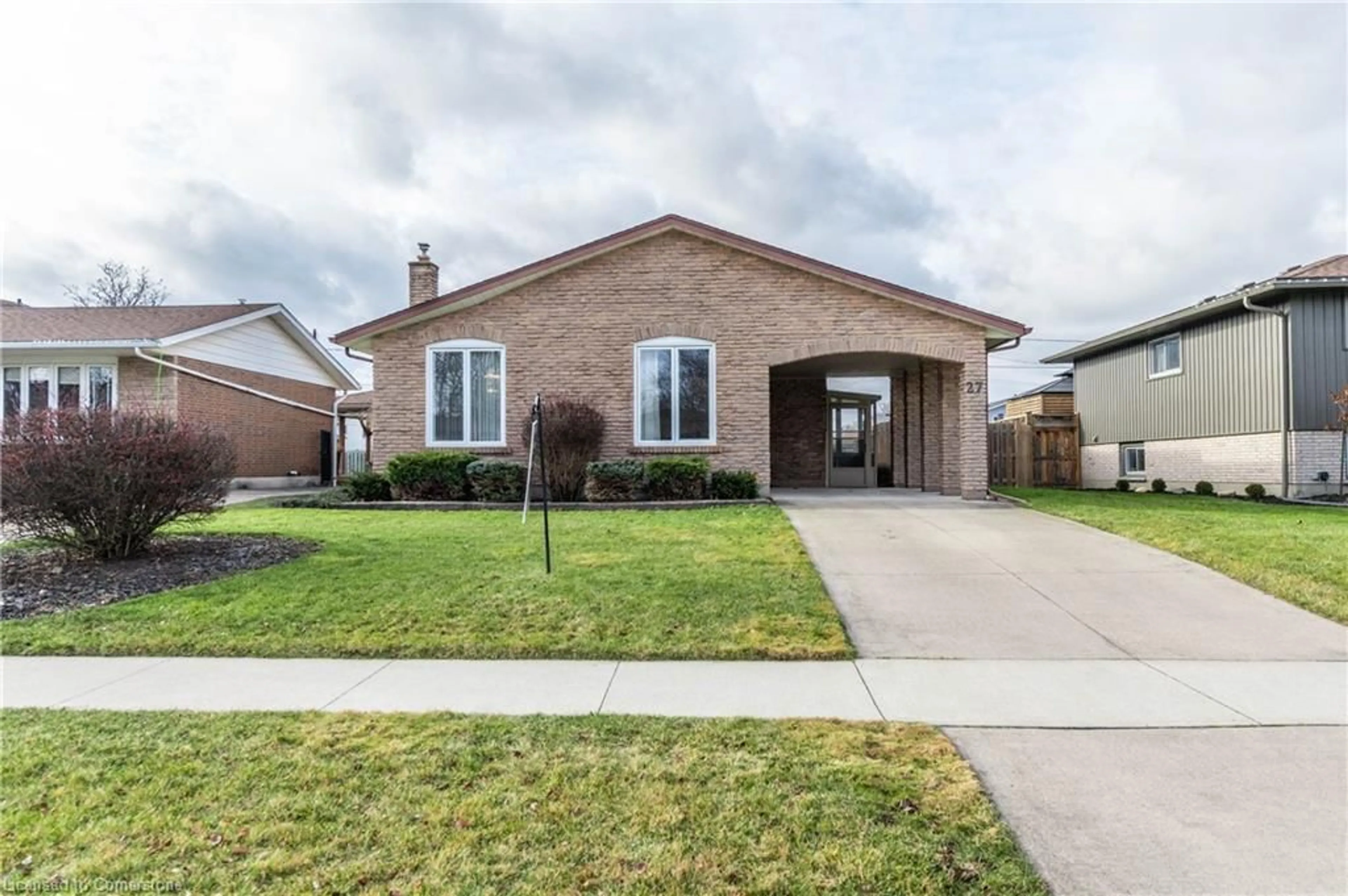 Home with brick exterior material, street for 27 Trelawn Pky, Welland Ontario L3C 1W4