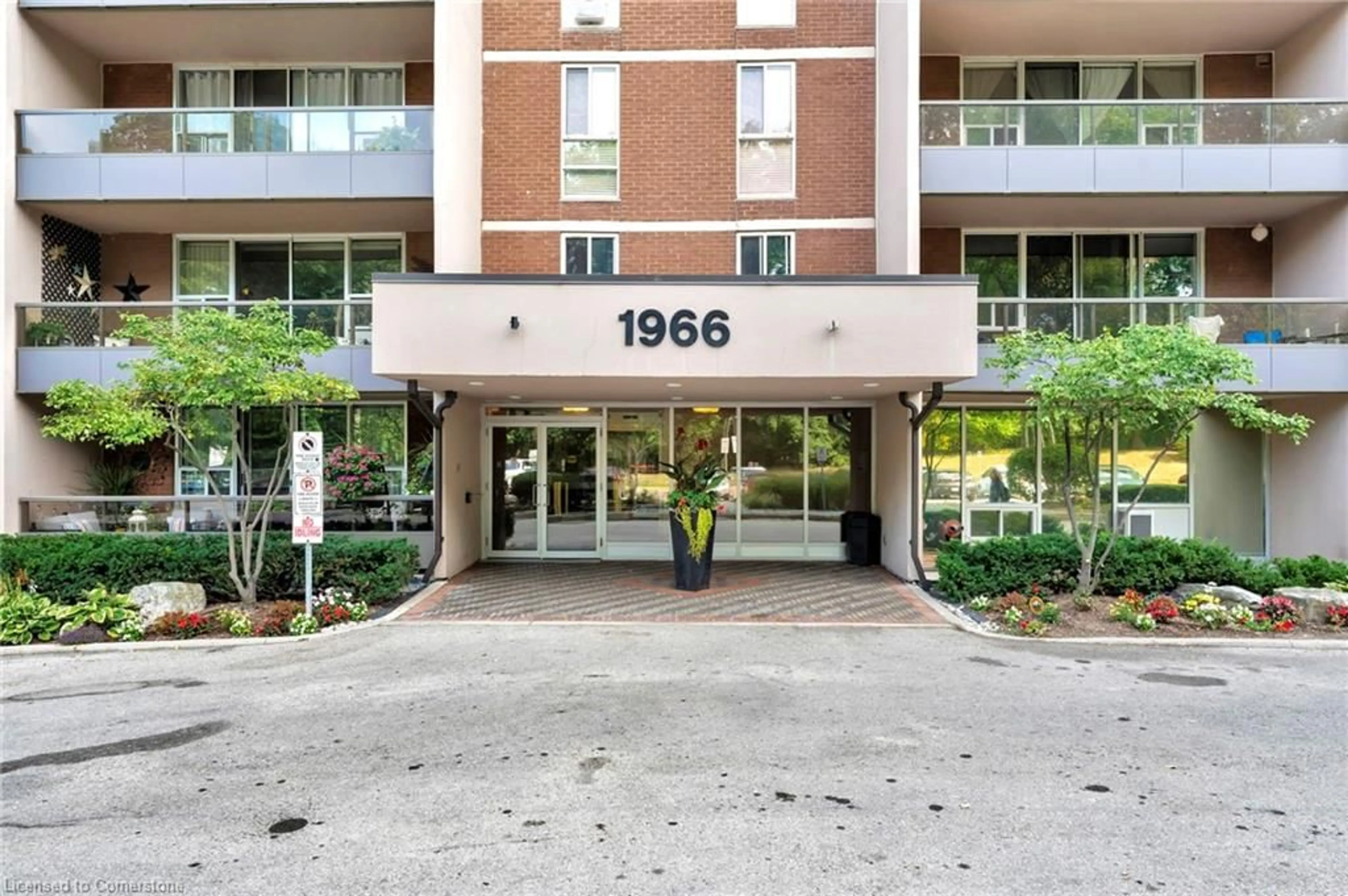 Indoor foyer for 1966 Main St #507, Hamilton Ontario L8S 1J6