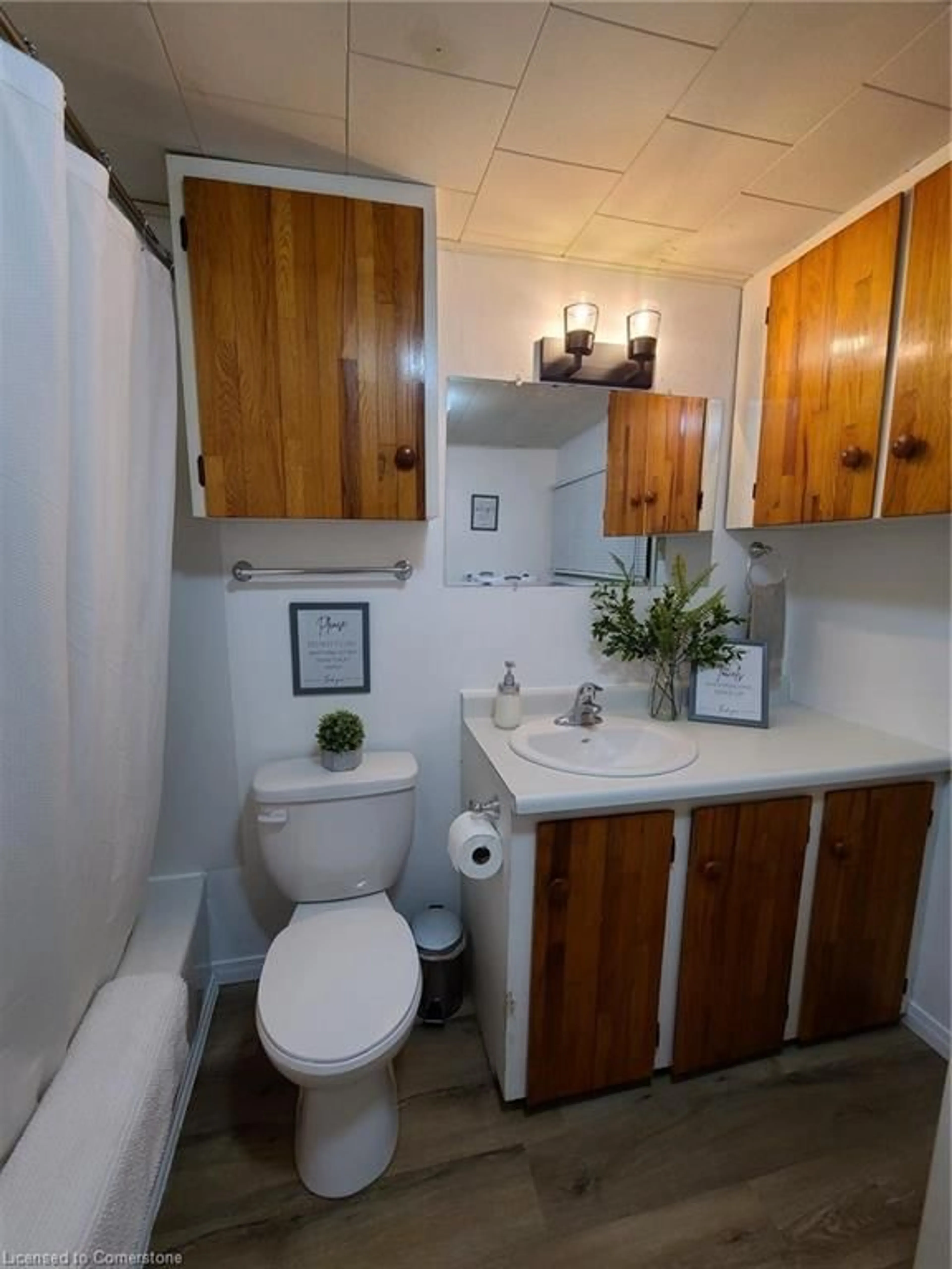 Standard bathroom, unknown for 384 George St, Port Stanley Ontario N5L 1H9