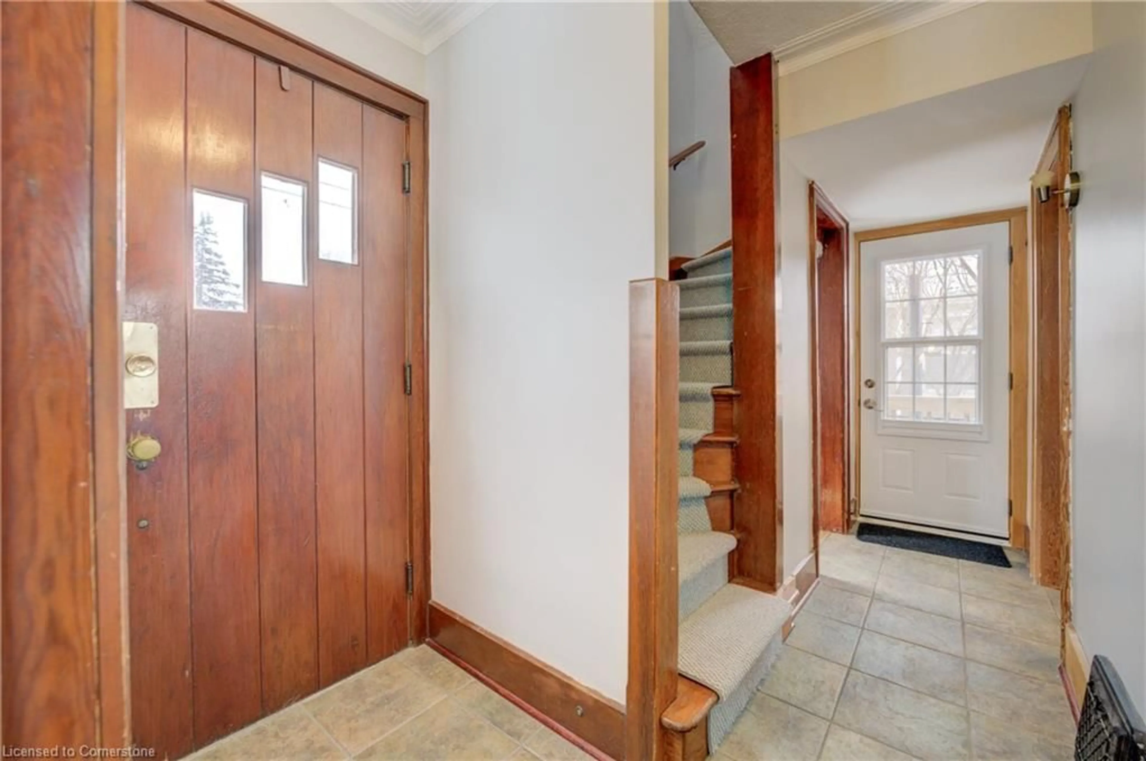 Indoor entryway for 105 St Andrews St, Cambridge Ontario N1S 1M7