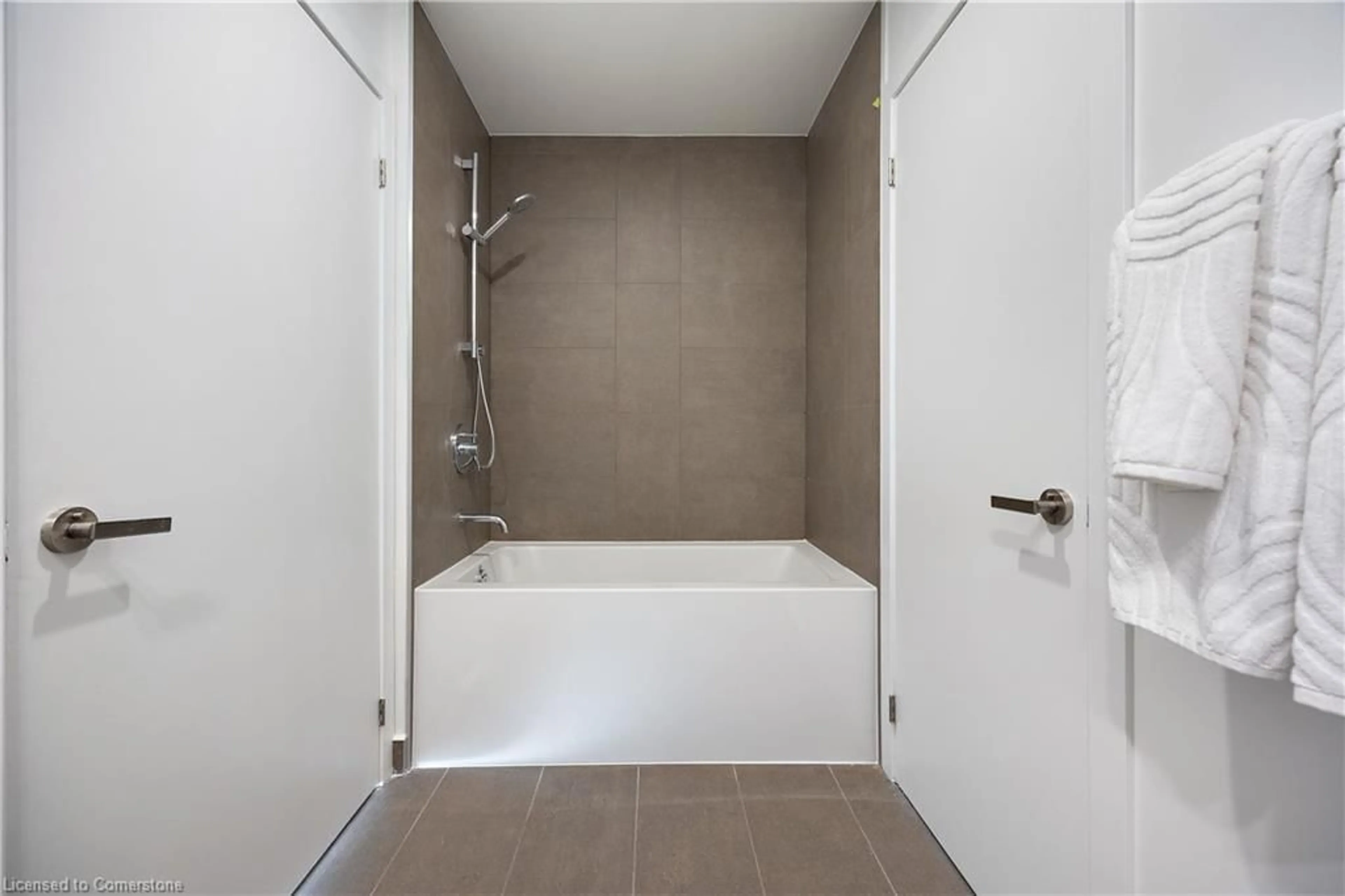 Standard bathroom, ceramic/tile floor for 370 Martha St #2506, Burlington Ontario L7R 2P7