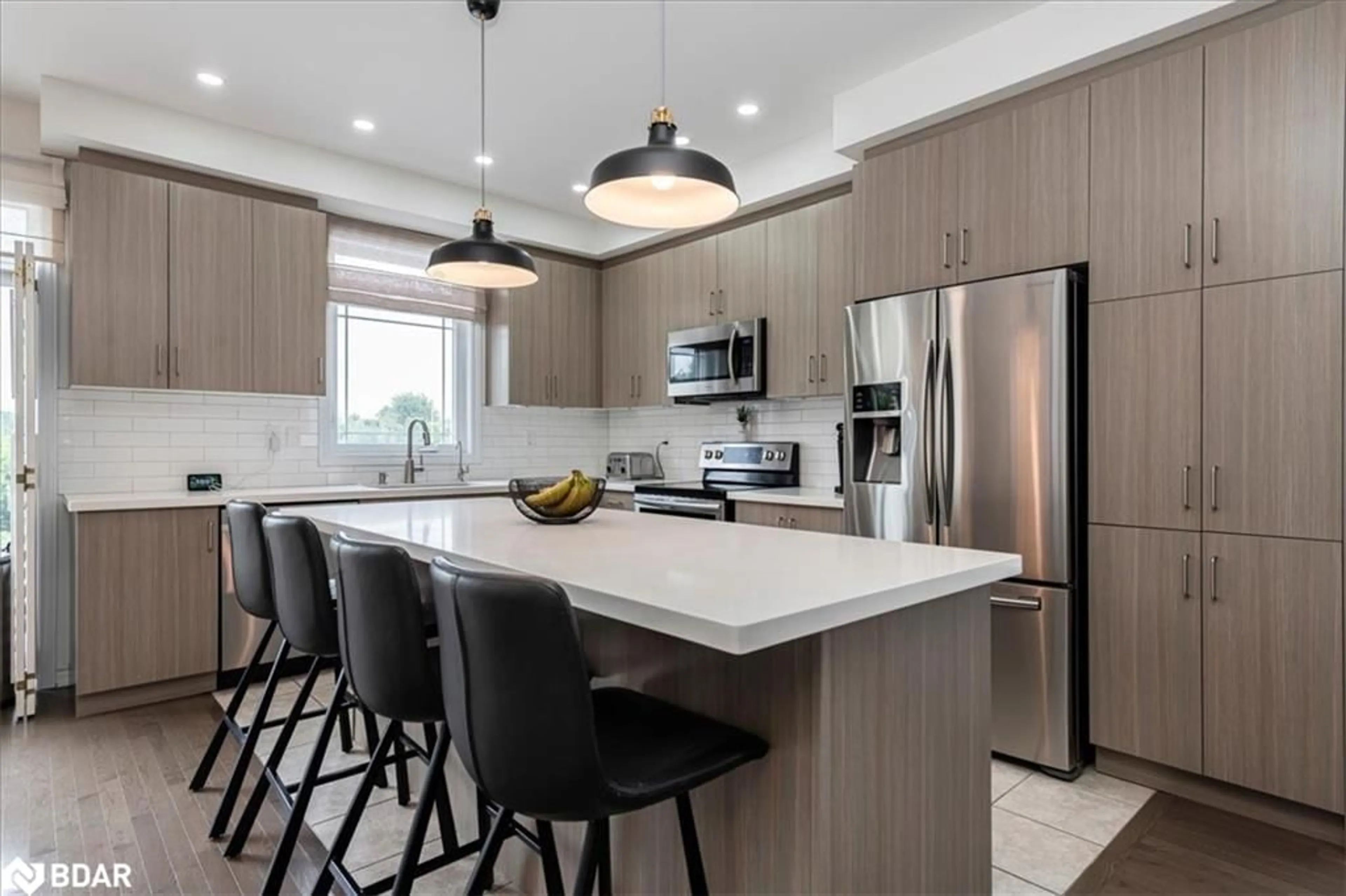 Open concept kitchen, ceramic/tile floor for 74 Megan Cres, Barrie Ontario L4N 0Z1