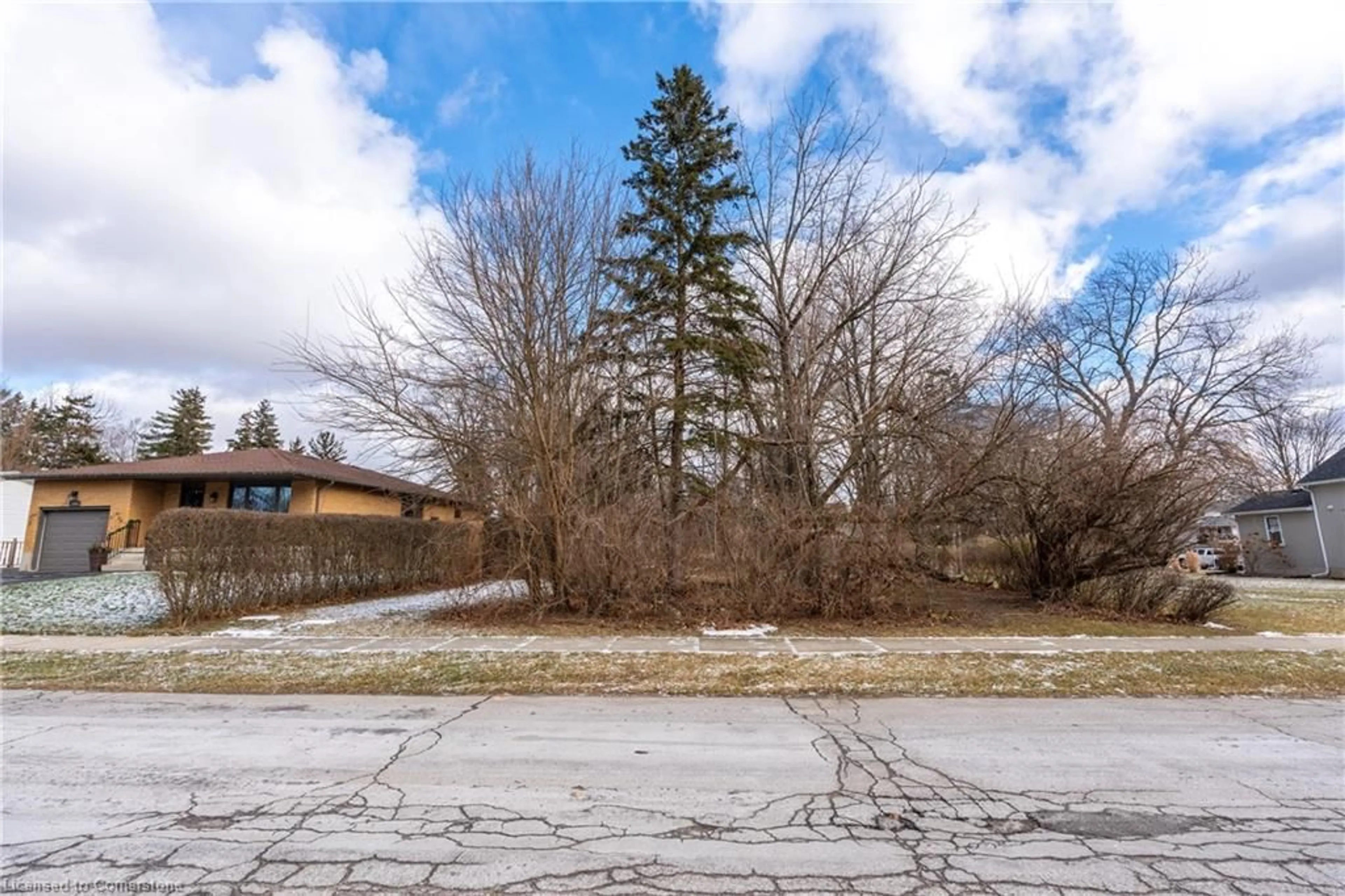 A pic from outside/outdoor area/front of a property/back of a property/a pic from drone, street for 205 Leamon St, Waterford Ontario N0E 1Y0