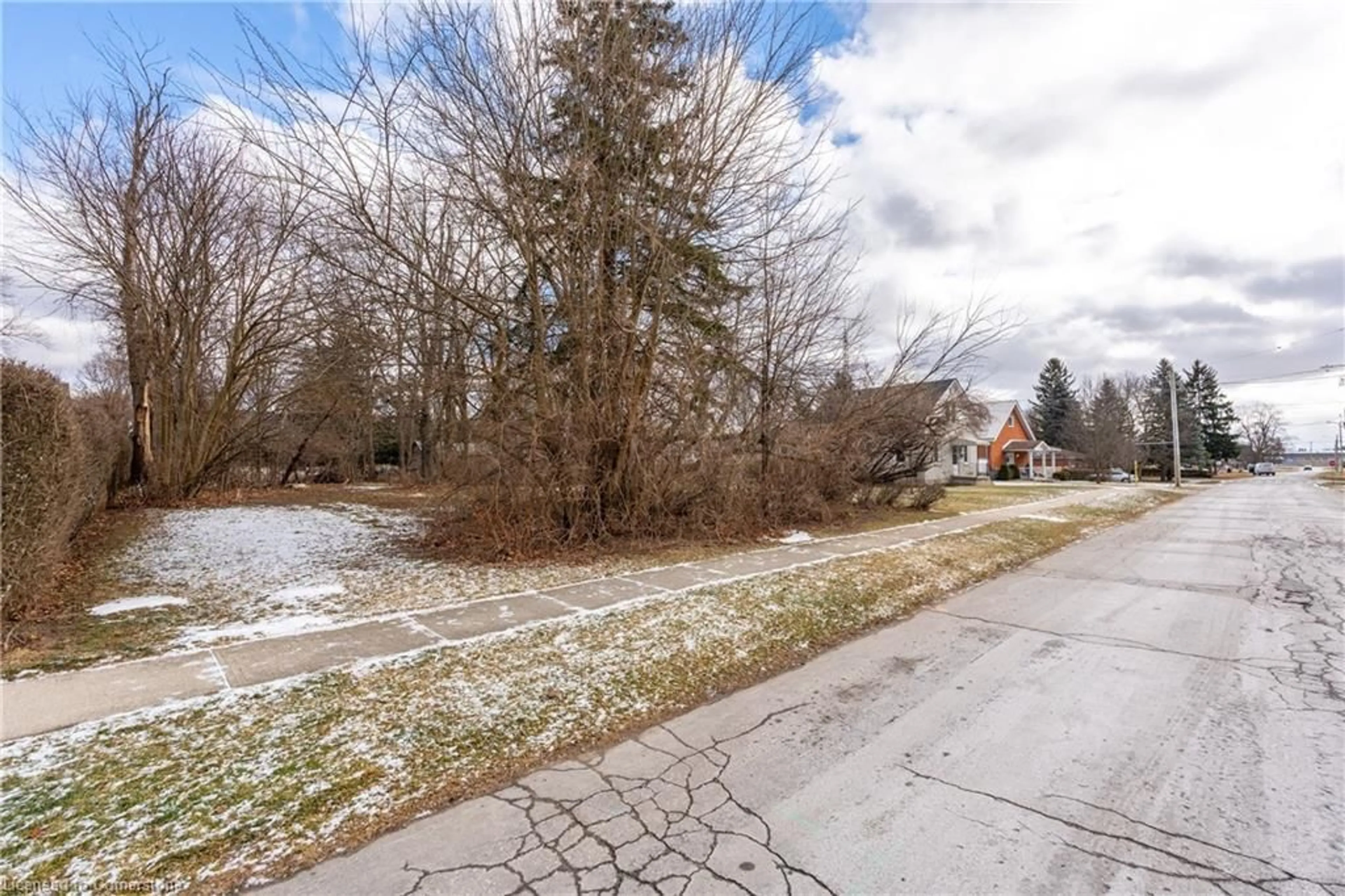 A pic from outside/outdoor area/front of a property/back of a property/a pic from drone, street for 205 Leamon St, Waterford Ontario N0E 1Y0