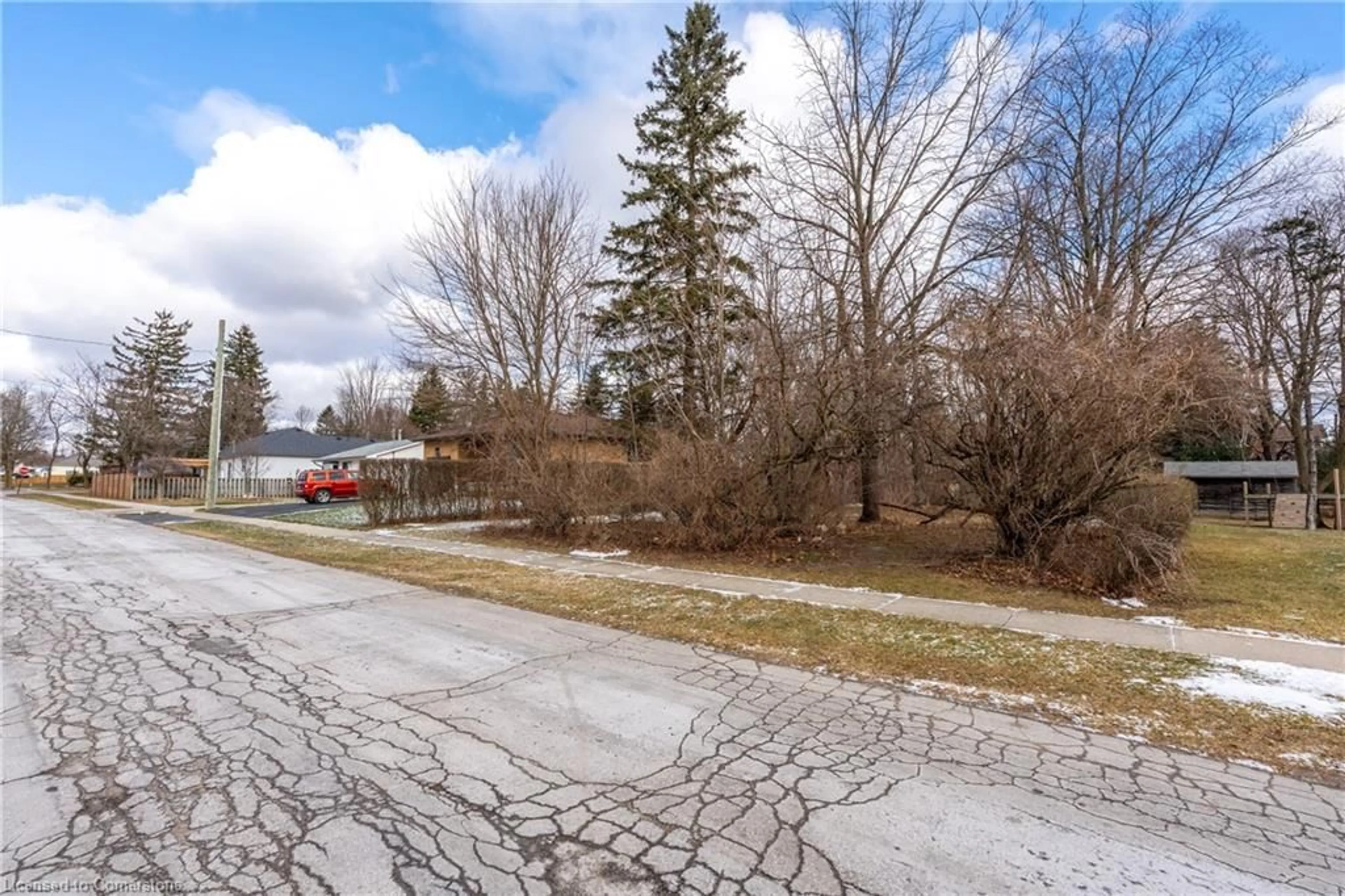 A pic from outside/outdoor area/front of a property/back of a property/a pic from drone, street for 205 Leamon St, Waterford Ontario N0E 1Y0