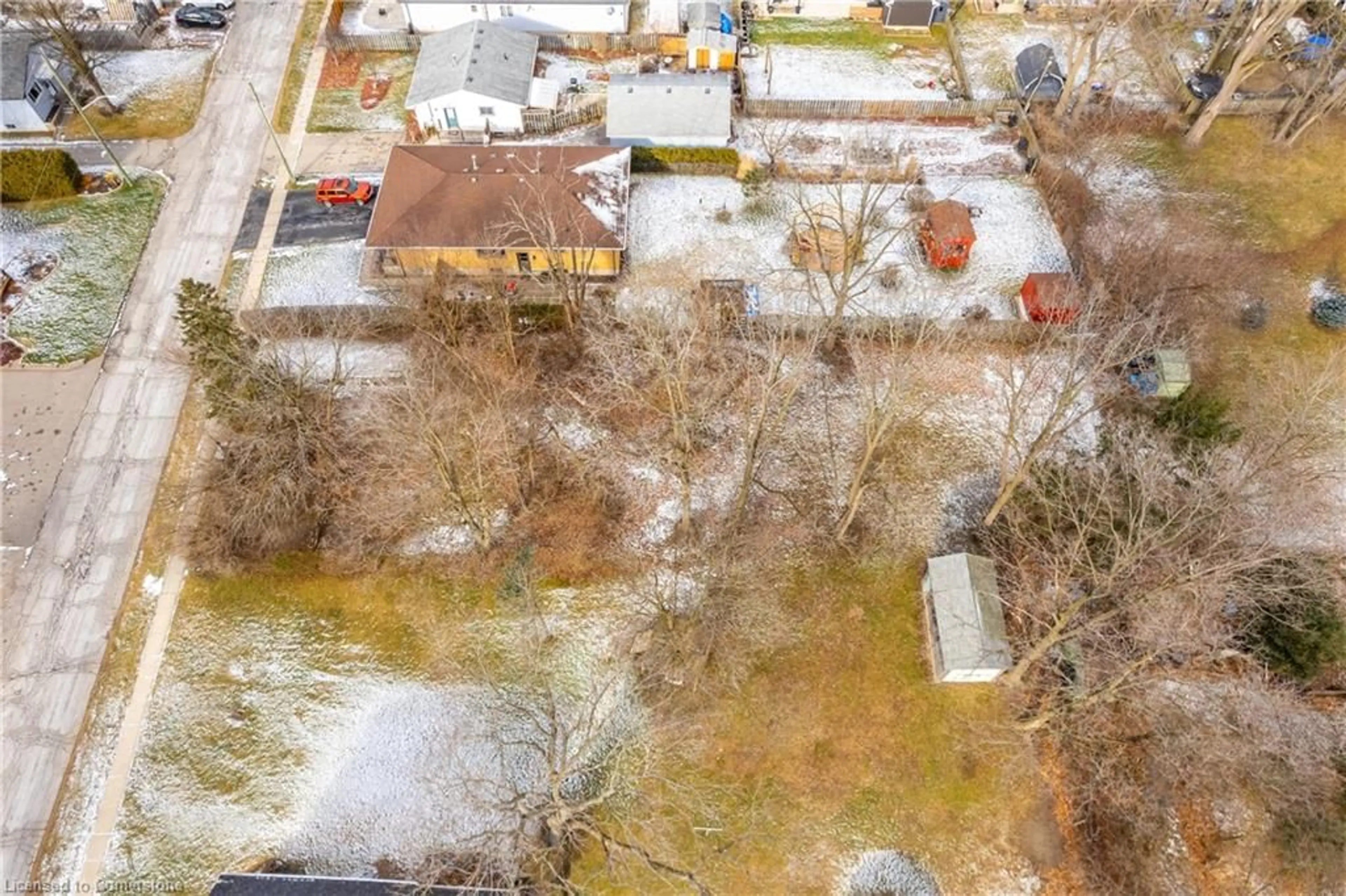 A pic from outside/outdoor area/front of a property/back of a property/a pic from drone, street for 205 Leamon St, Waterford Ontario N0E 1Y0