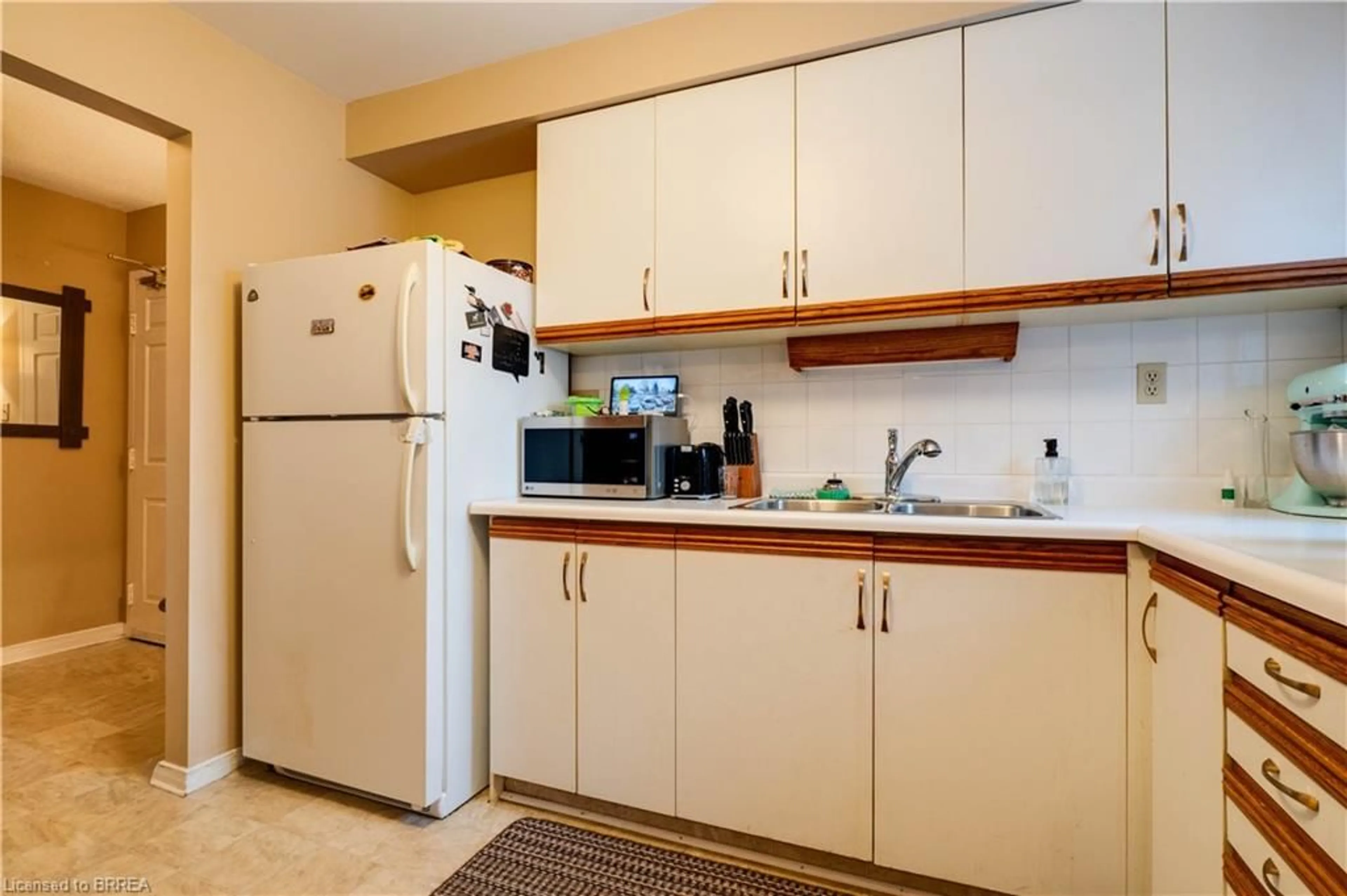 Standard kitchen, unknown for 213 Sydenham St #202C, Brantford Ontario N3R 3Z6