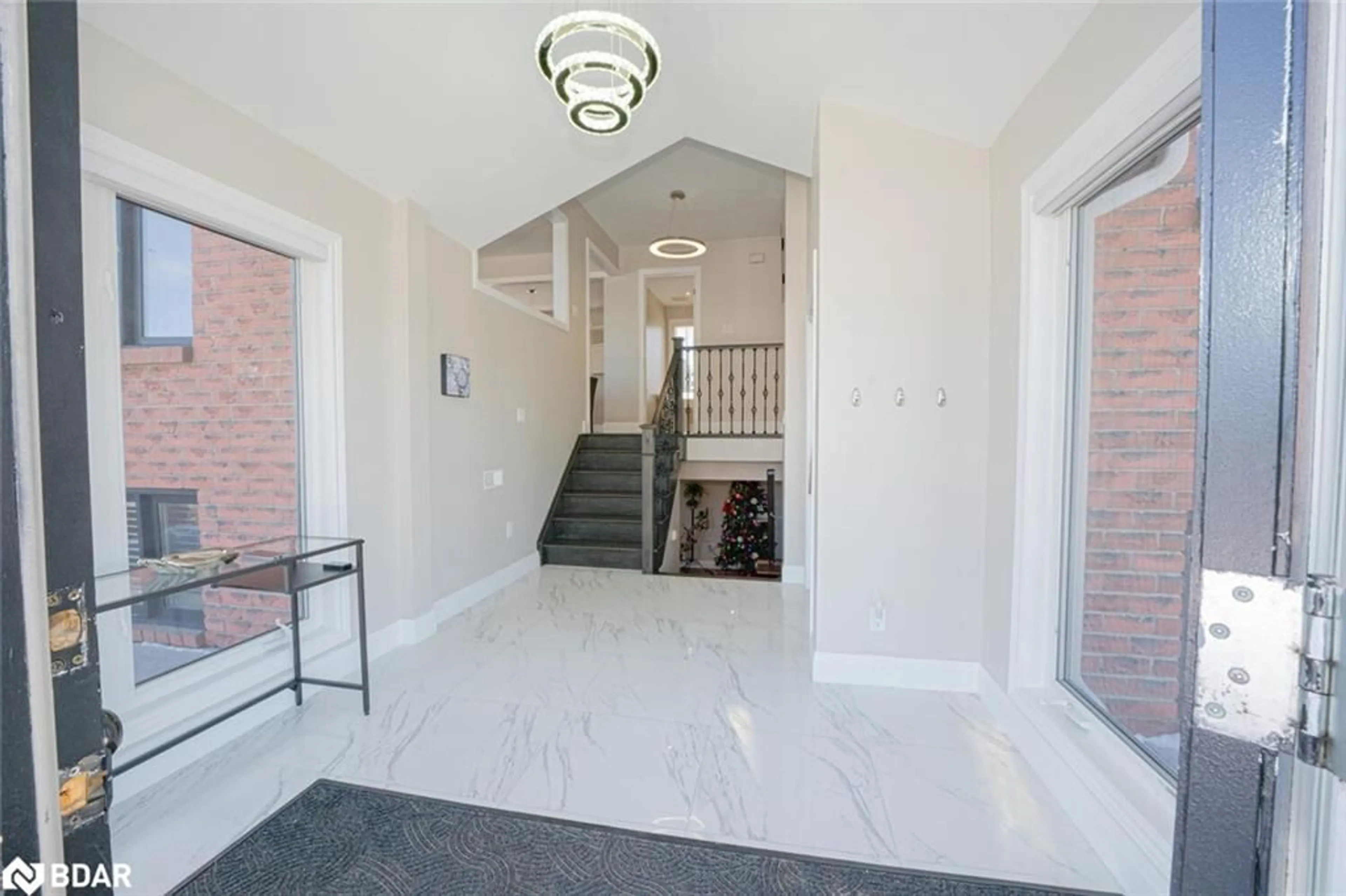 Indoor foyer for 5 Kathryn Crt, Bradford West Gwillimbury Ontario L3Z 2A6