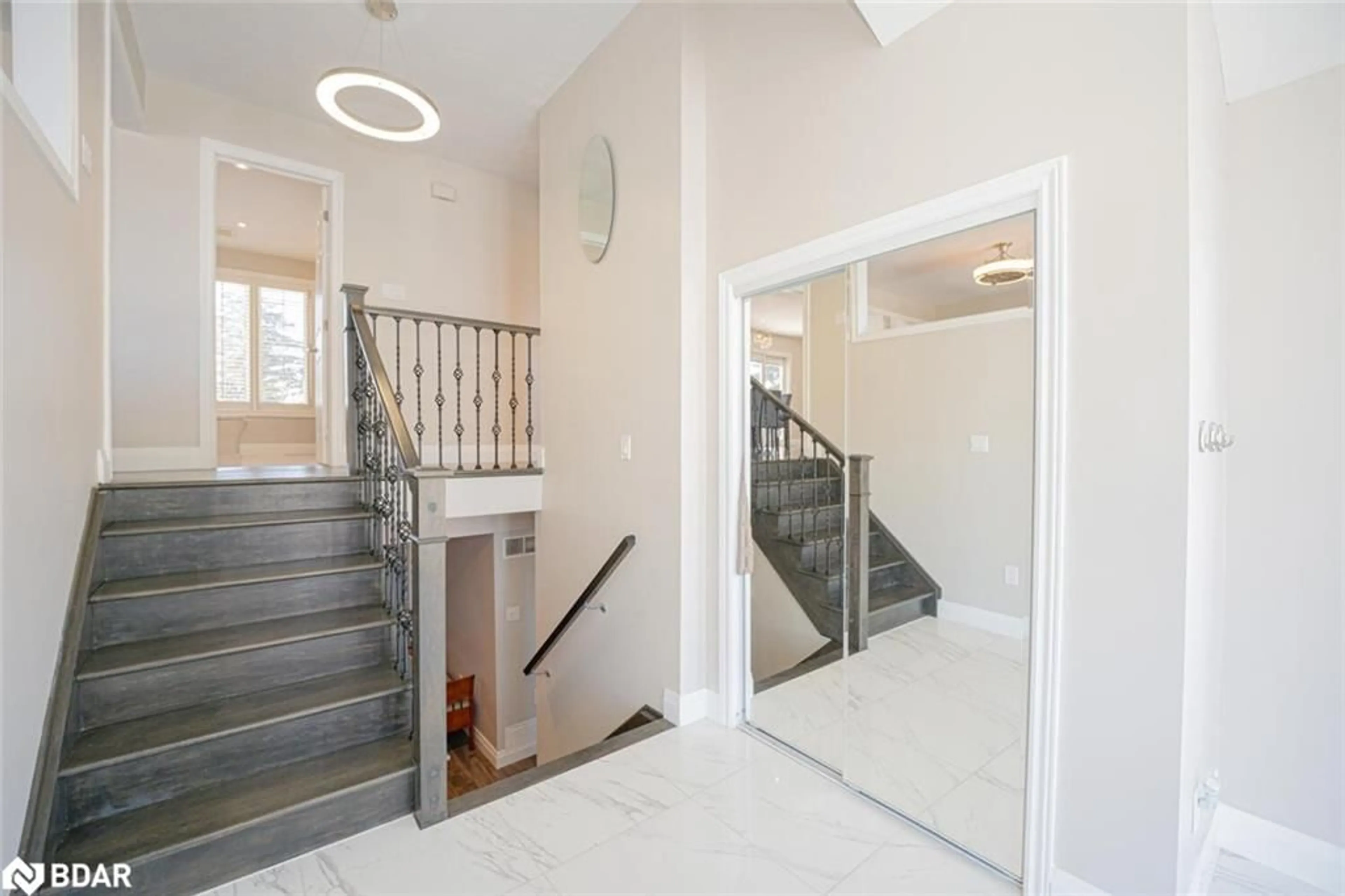 Indoor foyer for 5 Kathryn Crt, Bradford West Gwillimbury Ontario L3Z 2A6