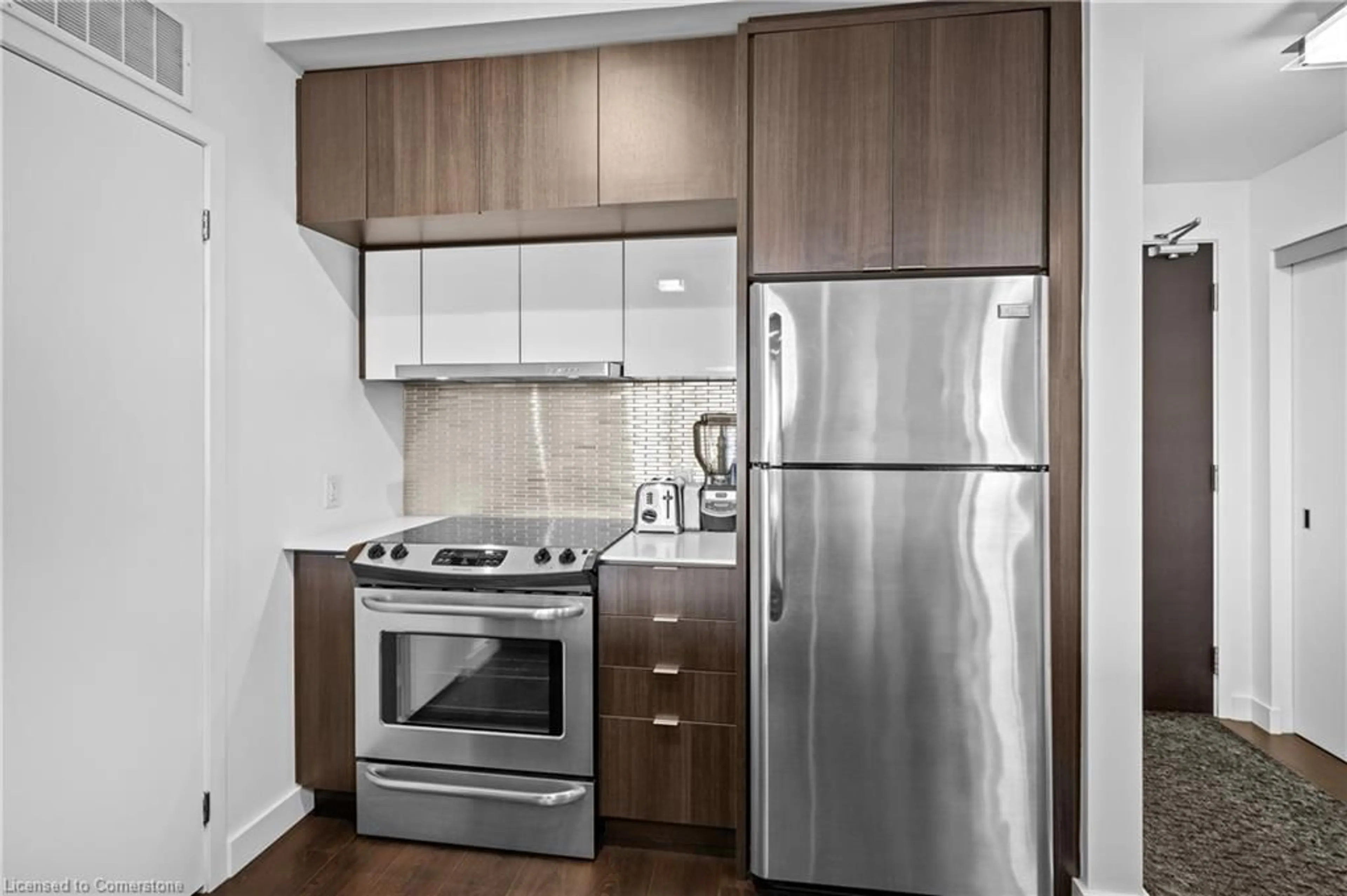 Standard kitchen, wood/laminate floor for 5025 Harvard Rd #207, Mississauga Ontario L5M 0P4