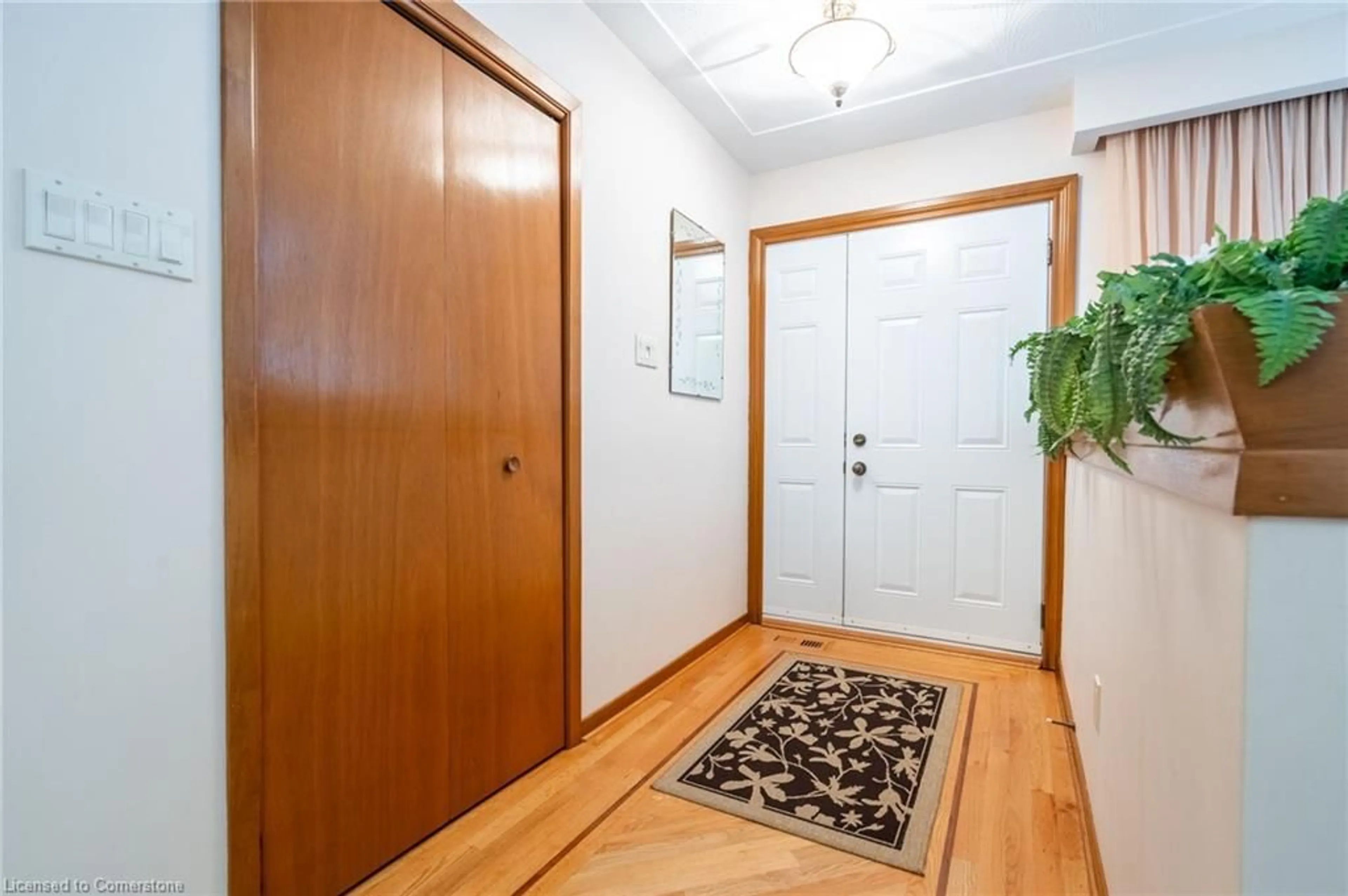 Indoor entryway for 802 Millgrove Side Rd, Hamilton Ontario L8B 0W7