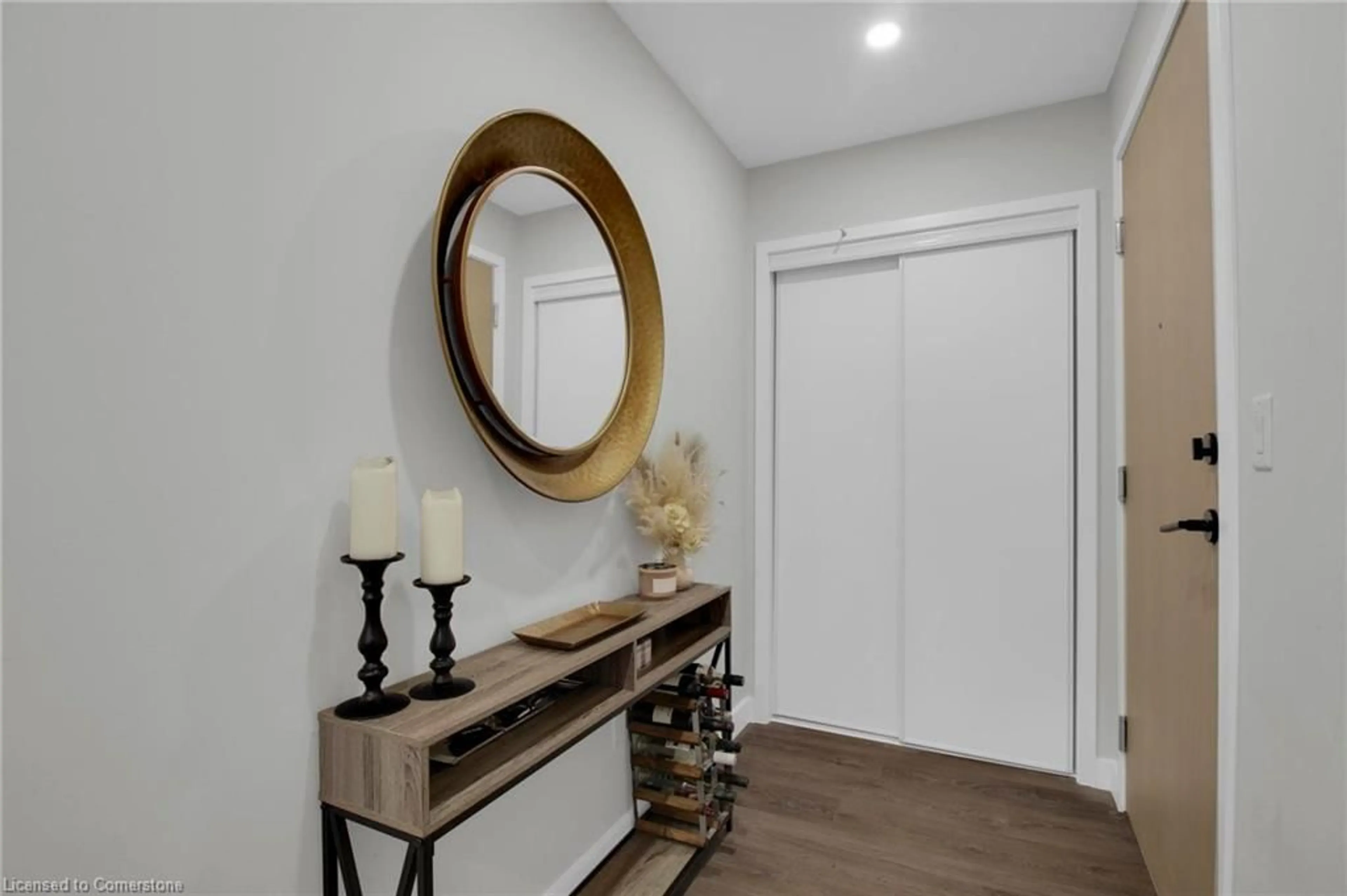 Indoor entryway for 150 Sabina Dr #410, Oakville Ontario L6H 0W3