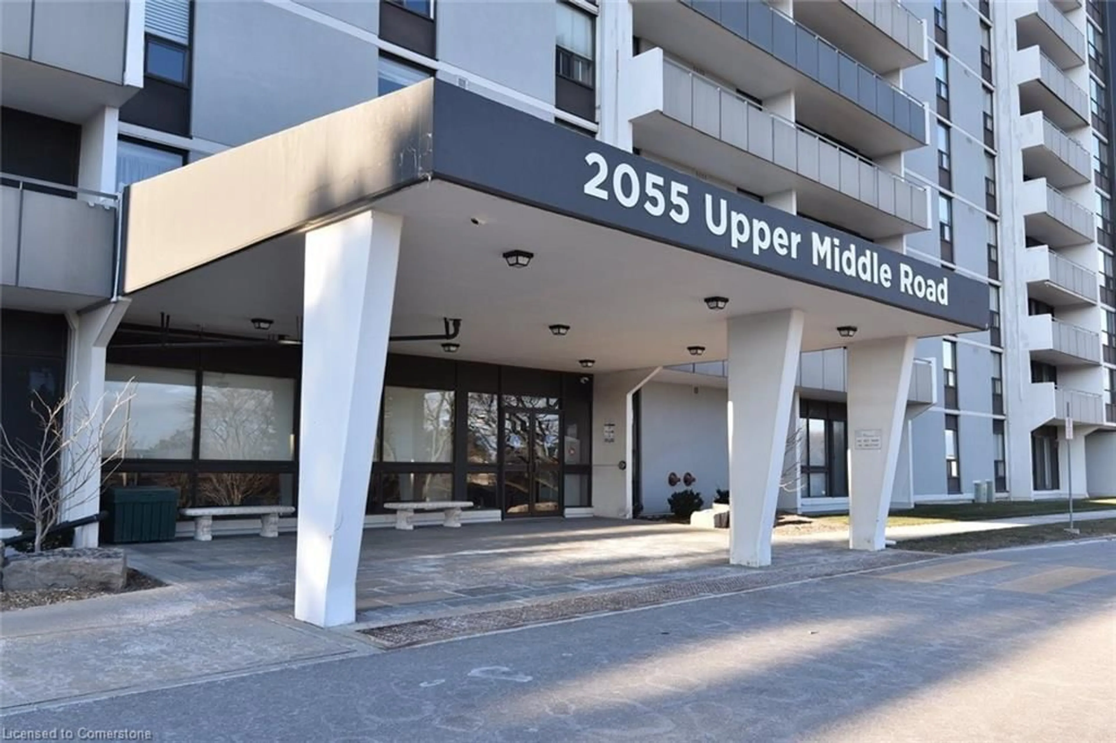 Indoor foyer for 2055 Upper Middle Rd #1502, Burlington Ontario L7P 3P4