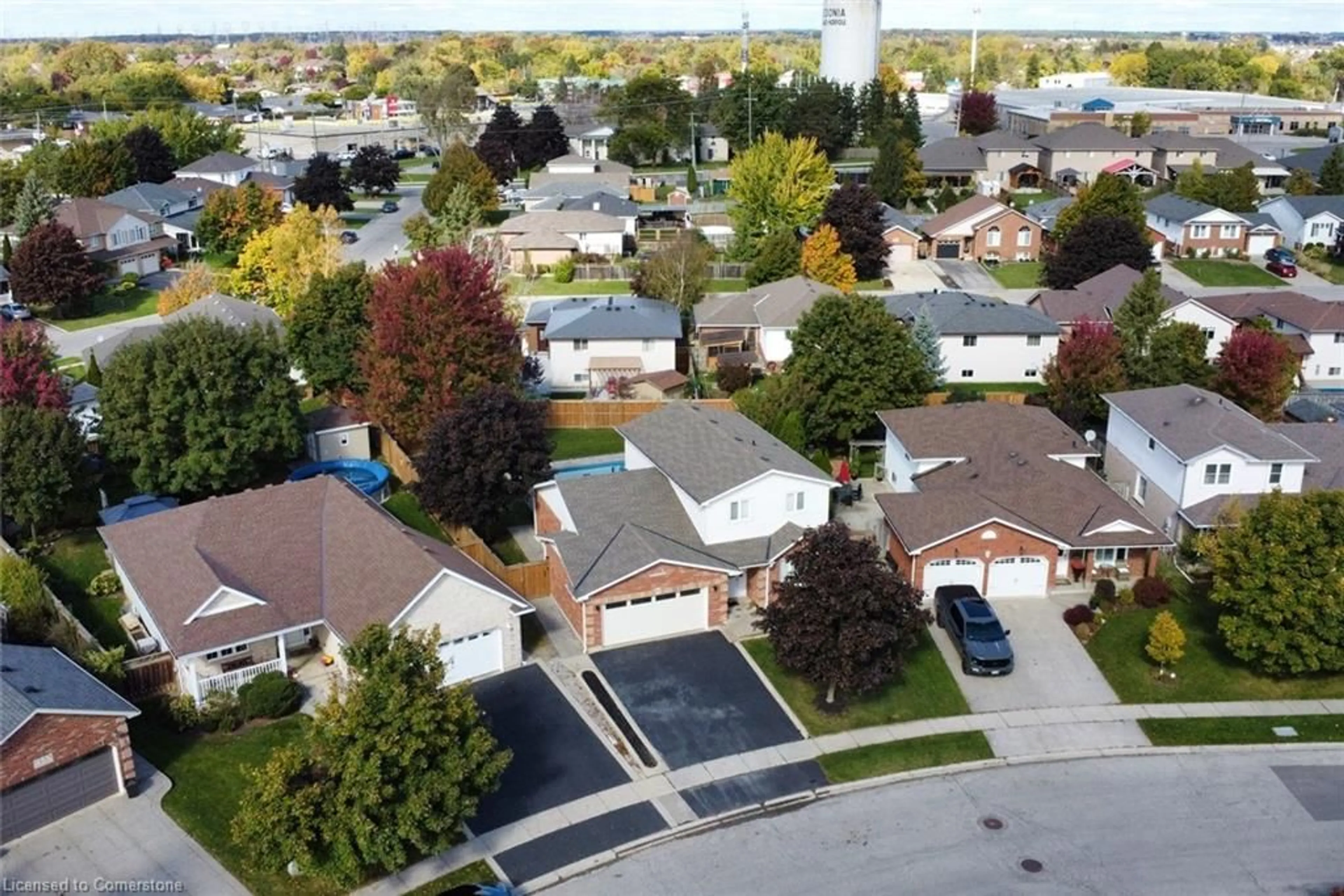 A pic from outside/outdoor area/front of a property/back of a property/a pic from drone, street for 29 Hyslop Dr, Caledonia Ontario N3W 2L2