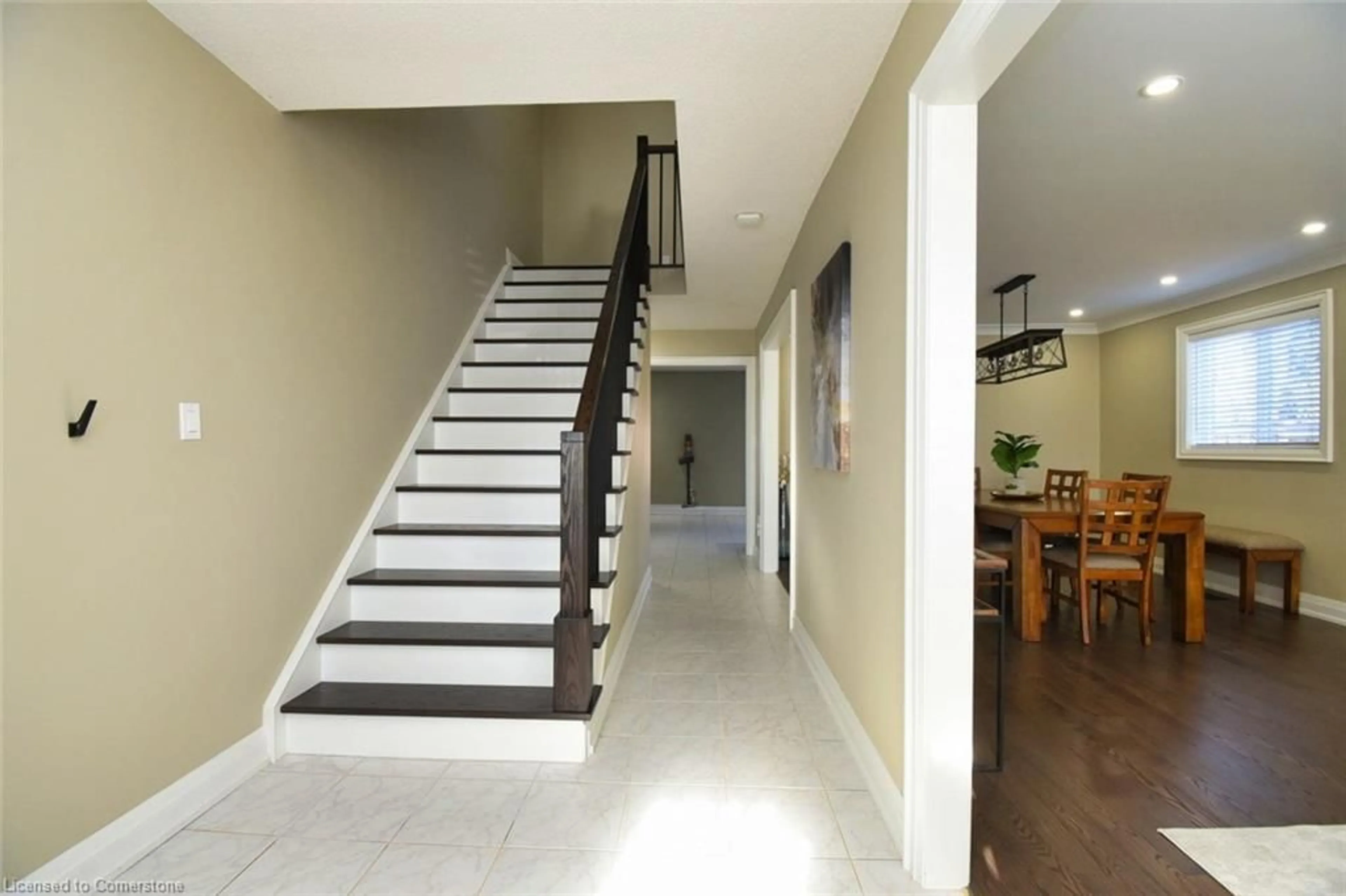 Indoor foyer for 29 Hyslop Dr, Caledonia Ontario N3W 2L2