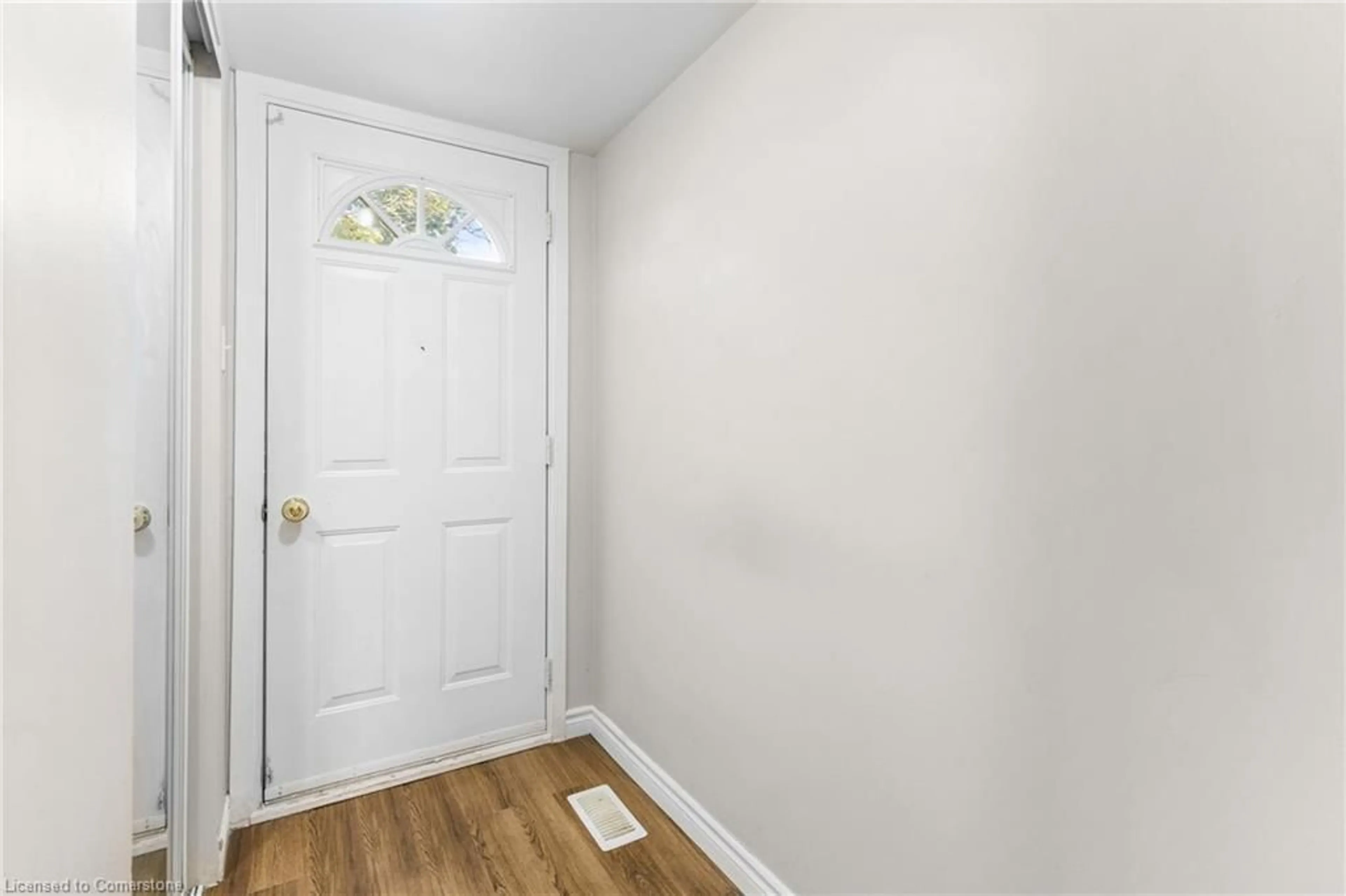 Indoor entryway for 210 Glamis Rd #13, Cambridge Ontario N1R 6L3