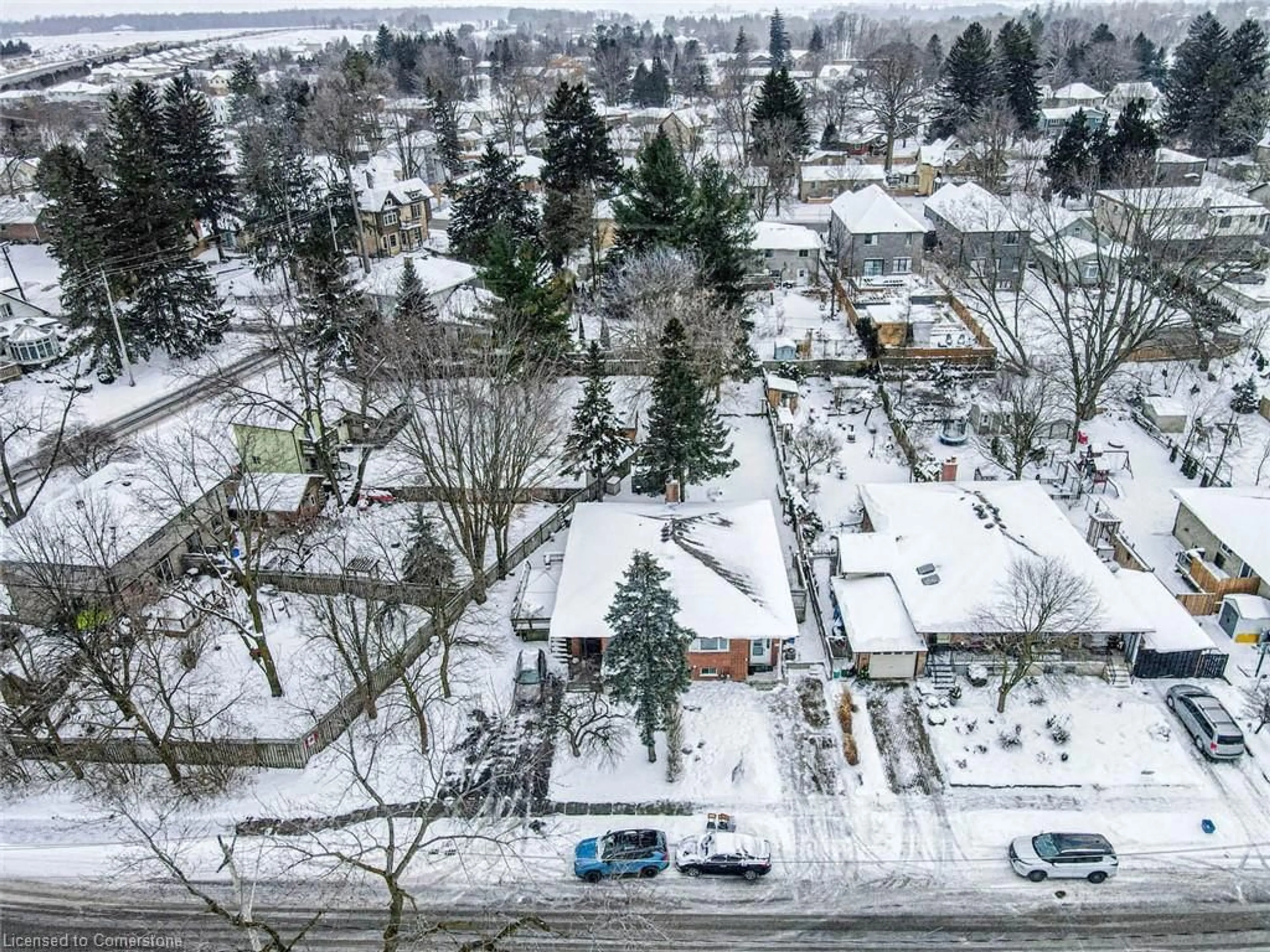 A pic from outside/outdoor area/front of a property/back of a property/a pic from drone, street for 348 Jacob St, New Hamburg Ontario N3A 1B9