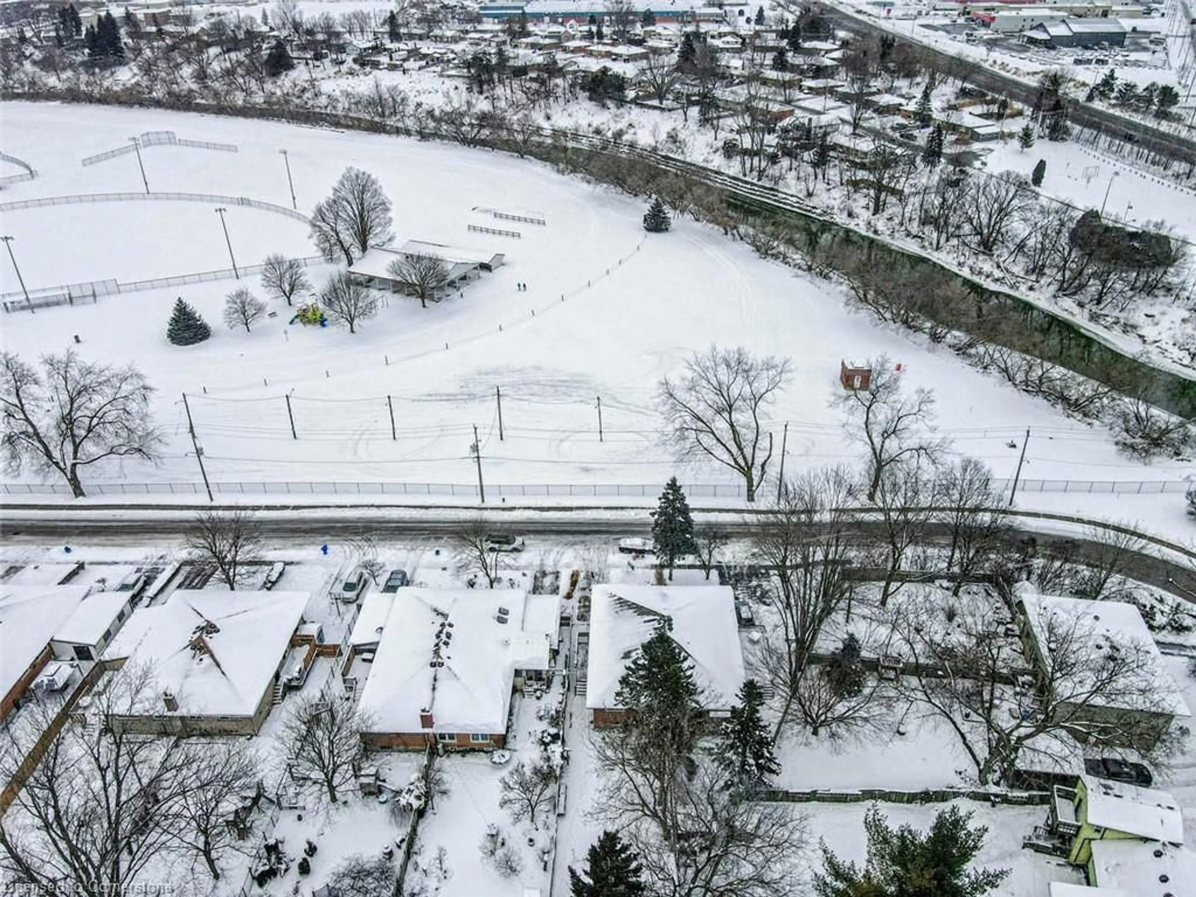 A pic from outside/outdoor area/front of a property/back of a property/a pic from drone, street for 348 Jacob St, New Hamburg Ontario N3A 1B9