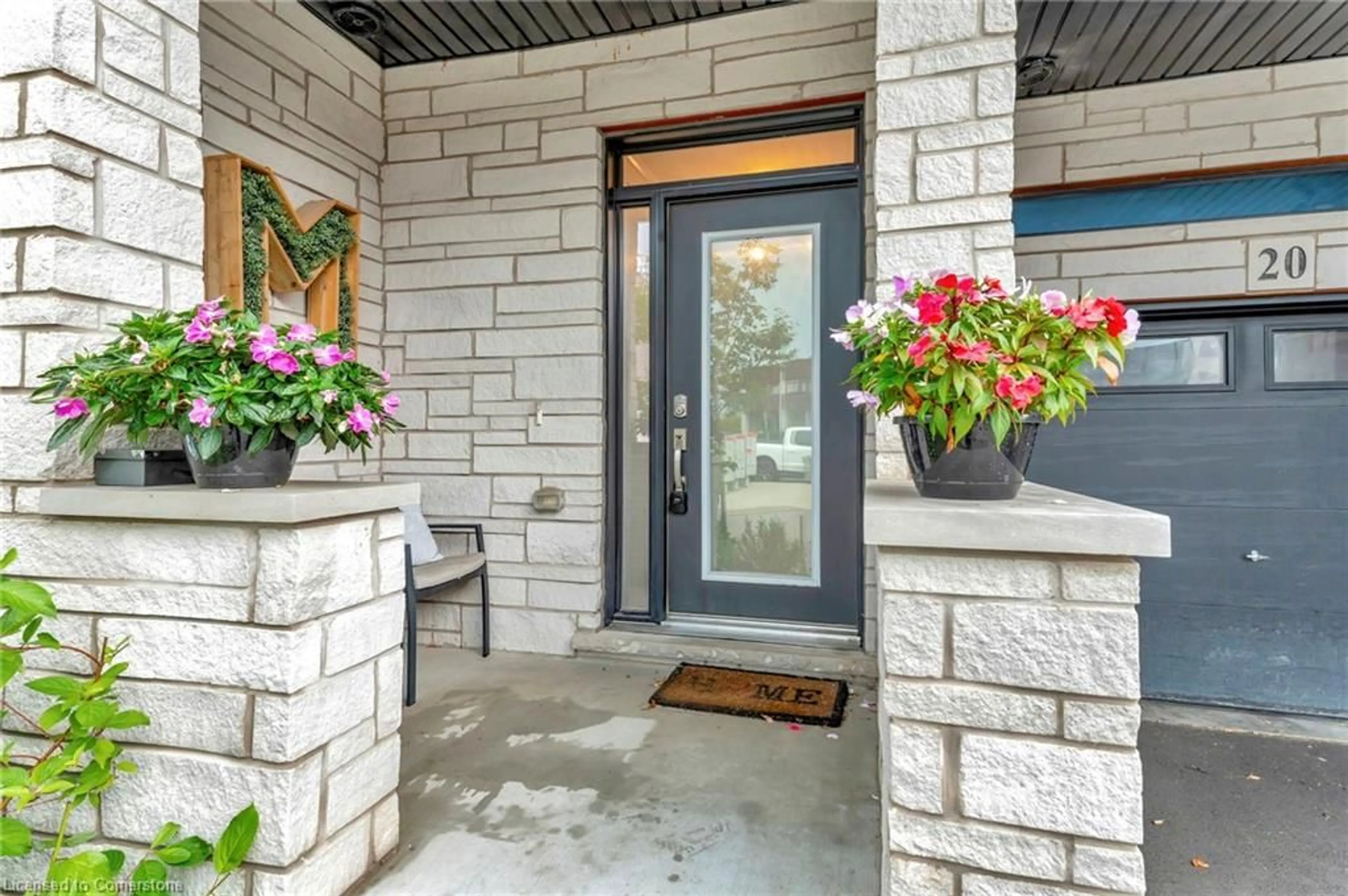 Indoor entryway for 35 Midhurst Hts #20, Stoney Creek Ontario L8K 0K9