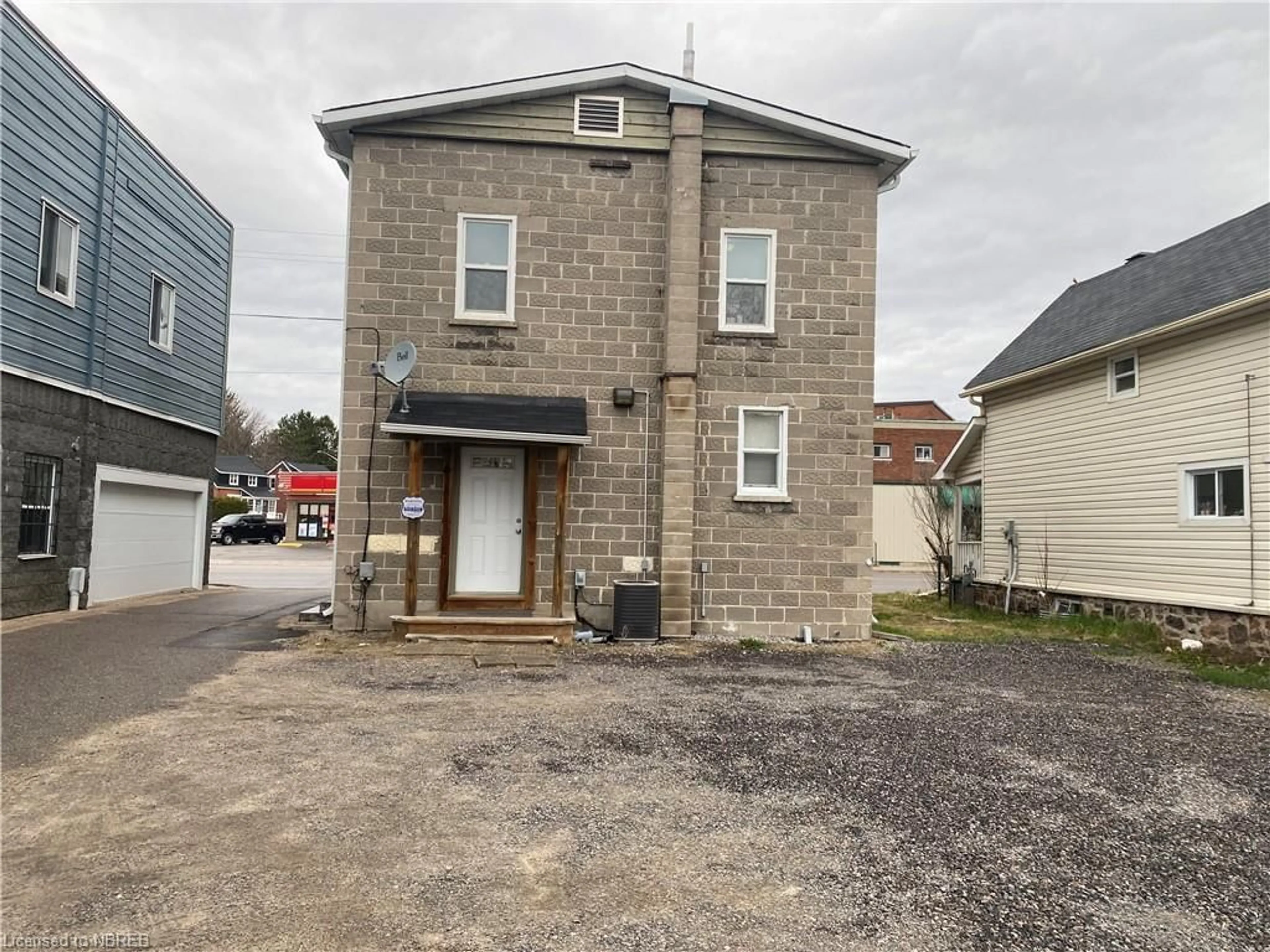 A pic from outside/outdoor area/front of a property/back of a property/a pic from drone, building for 1149 Cassells St, North Bay Ontario P1B 4B4