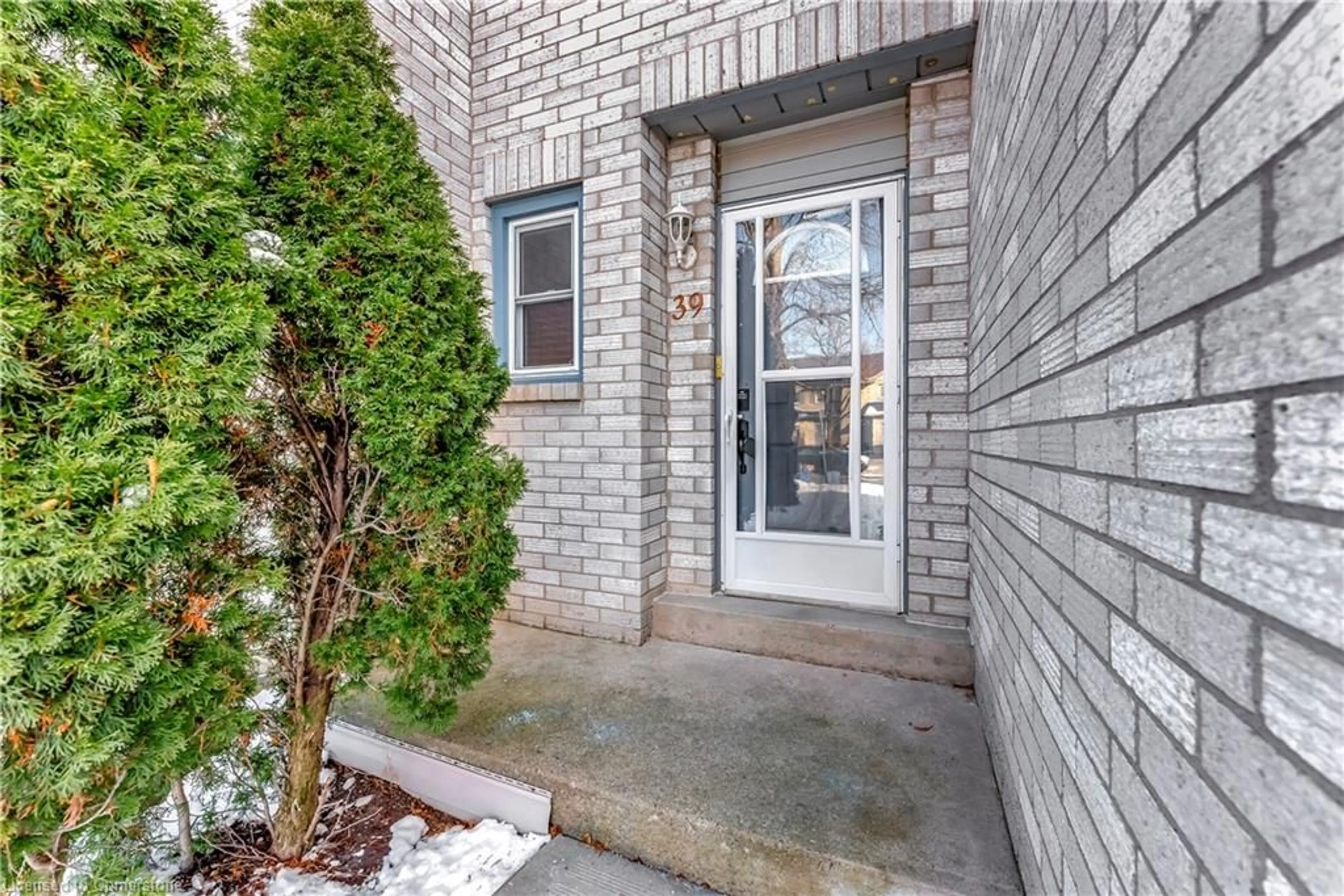 Indoor entryway for 2 Royalwood Crt #39, Stoney Creek Ontario L8E 4Z1