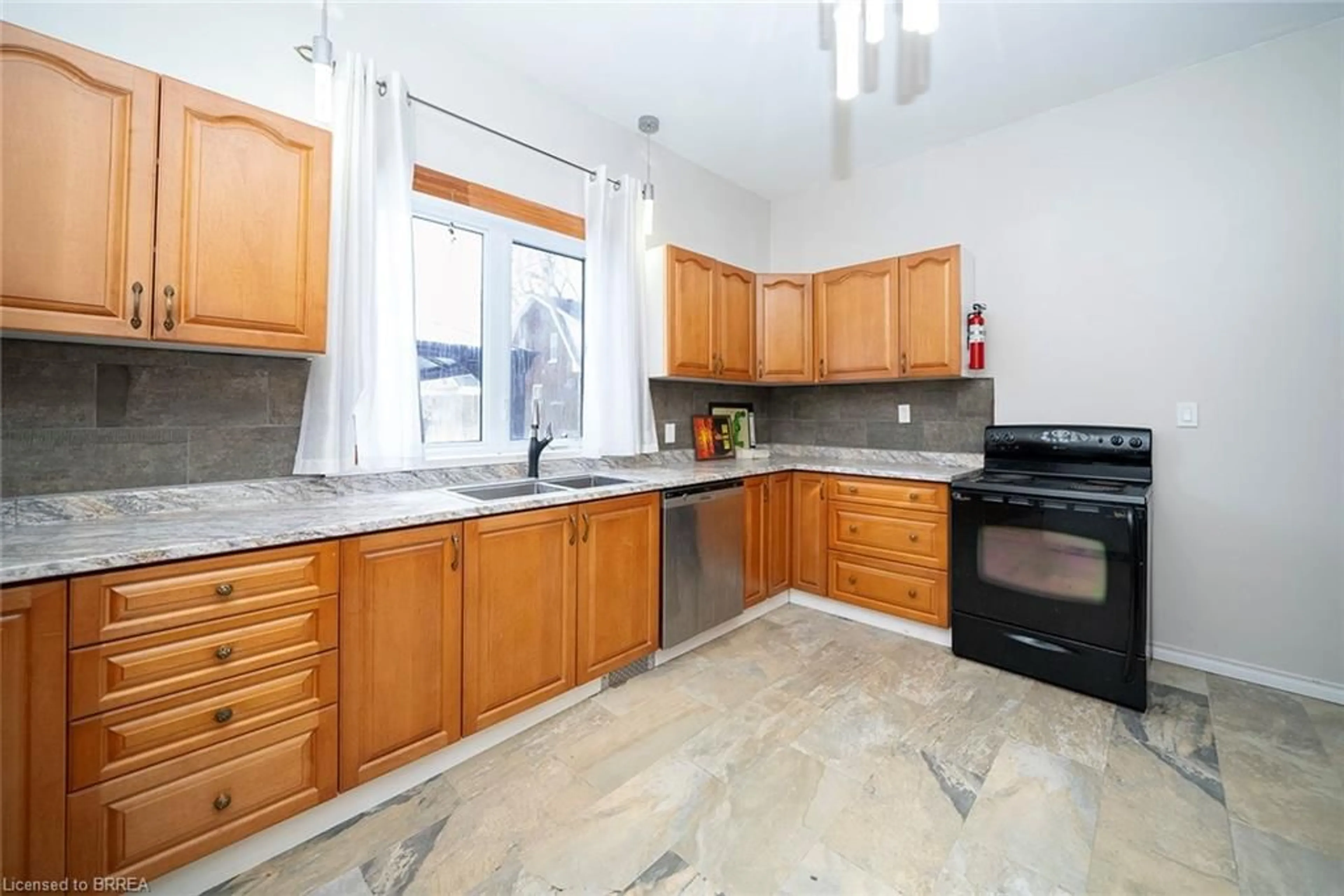 Standard kitchen, ceramic/tile floor for 165 Sydenham St, Brantford Ontario N3R 3Z1