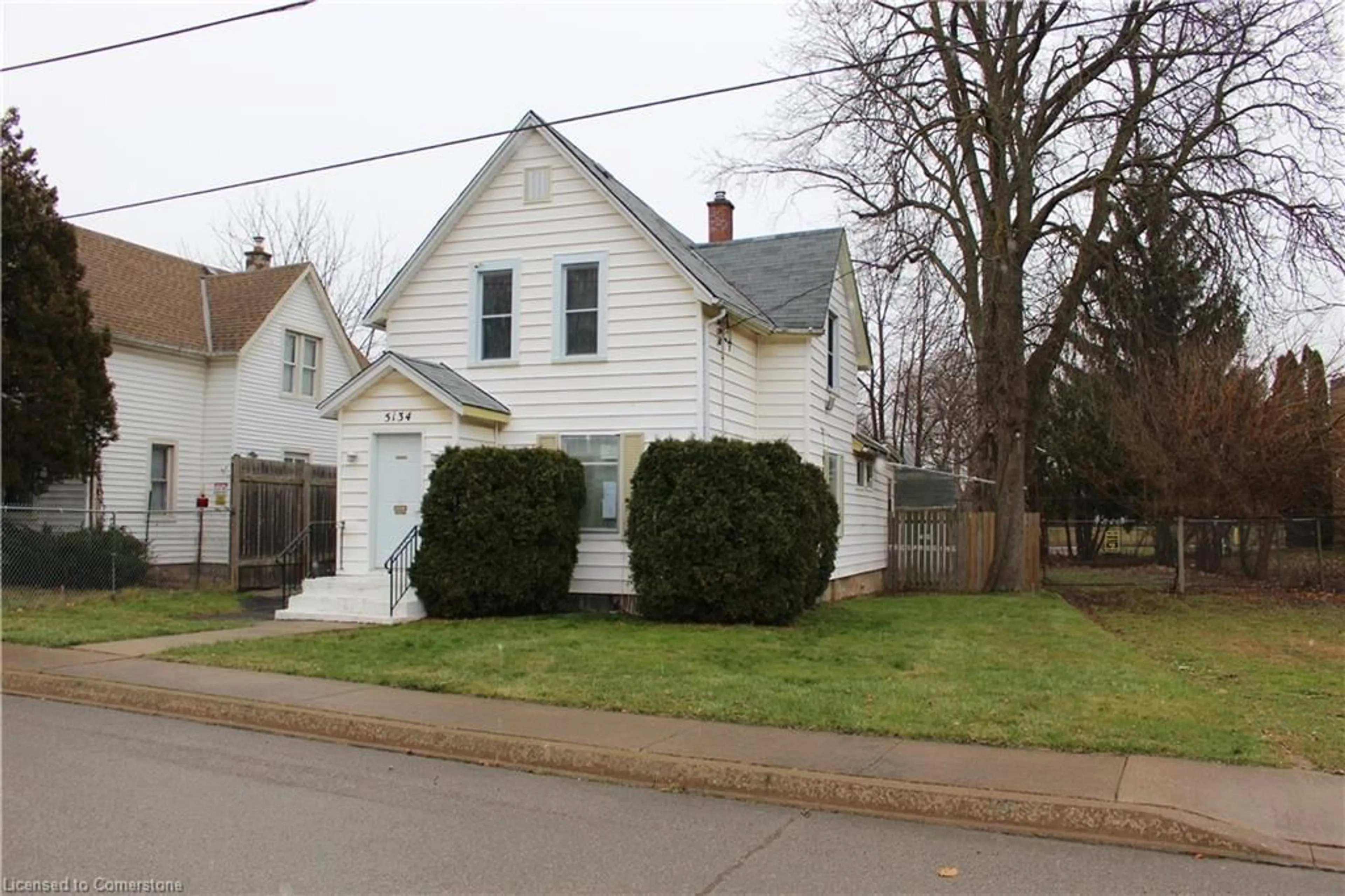 Home with vinyl exterior material, street for 5134 Mcglashan Cres, Niagara Falls Ontario L2E 3W9