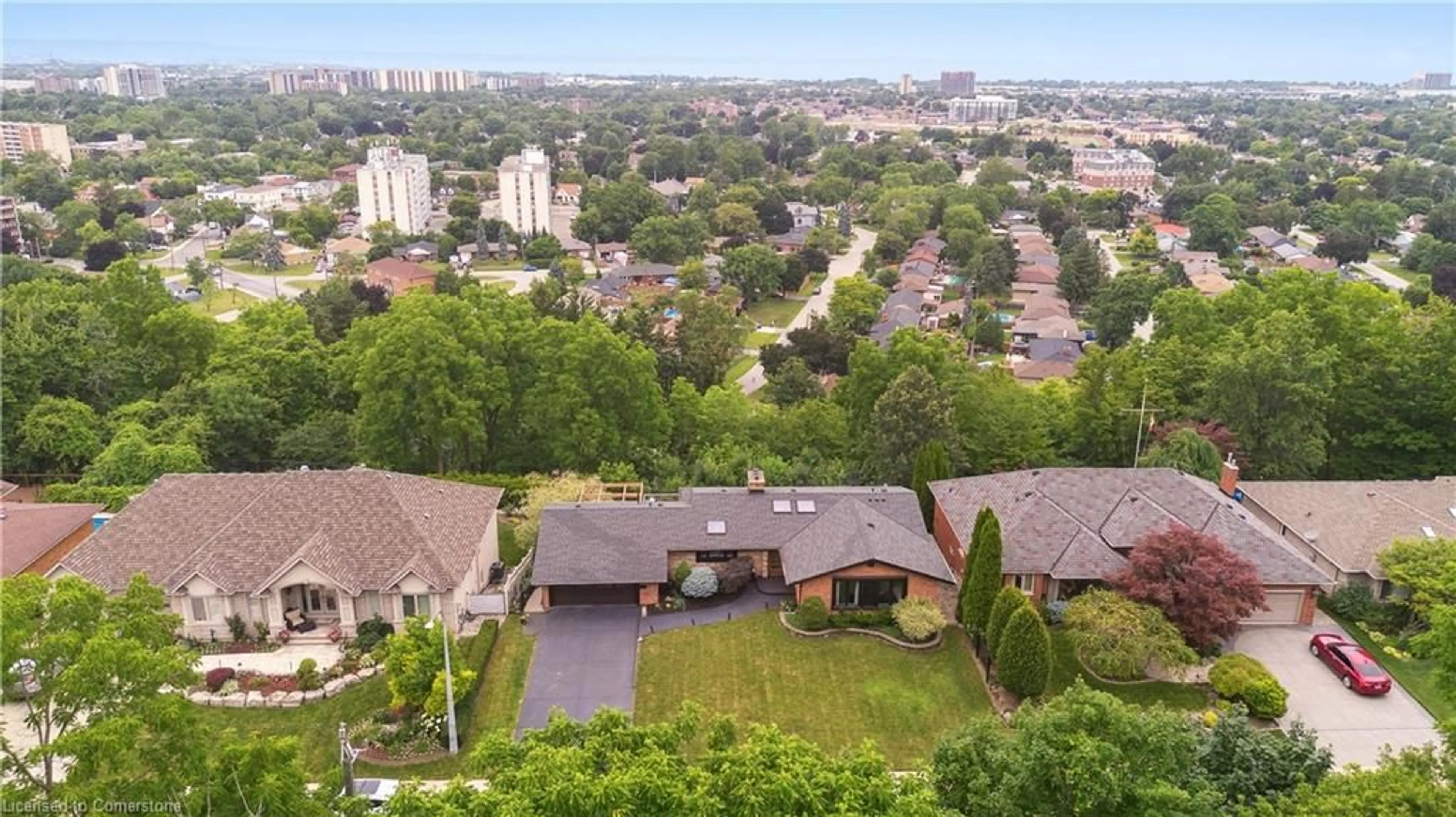 A pic from outside/outdoor area/front of a property/back of a property/a pic from drone, city buildings view from balcony for 33 Leslie Dr, Stoney Creek Ontario L8G 2R1