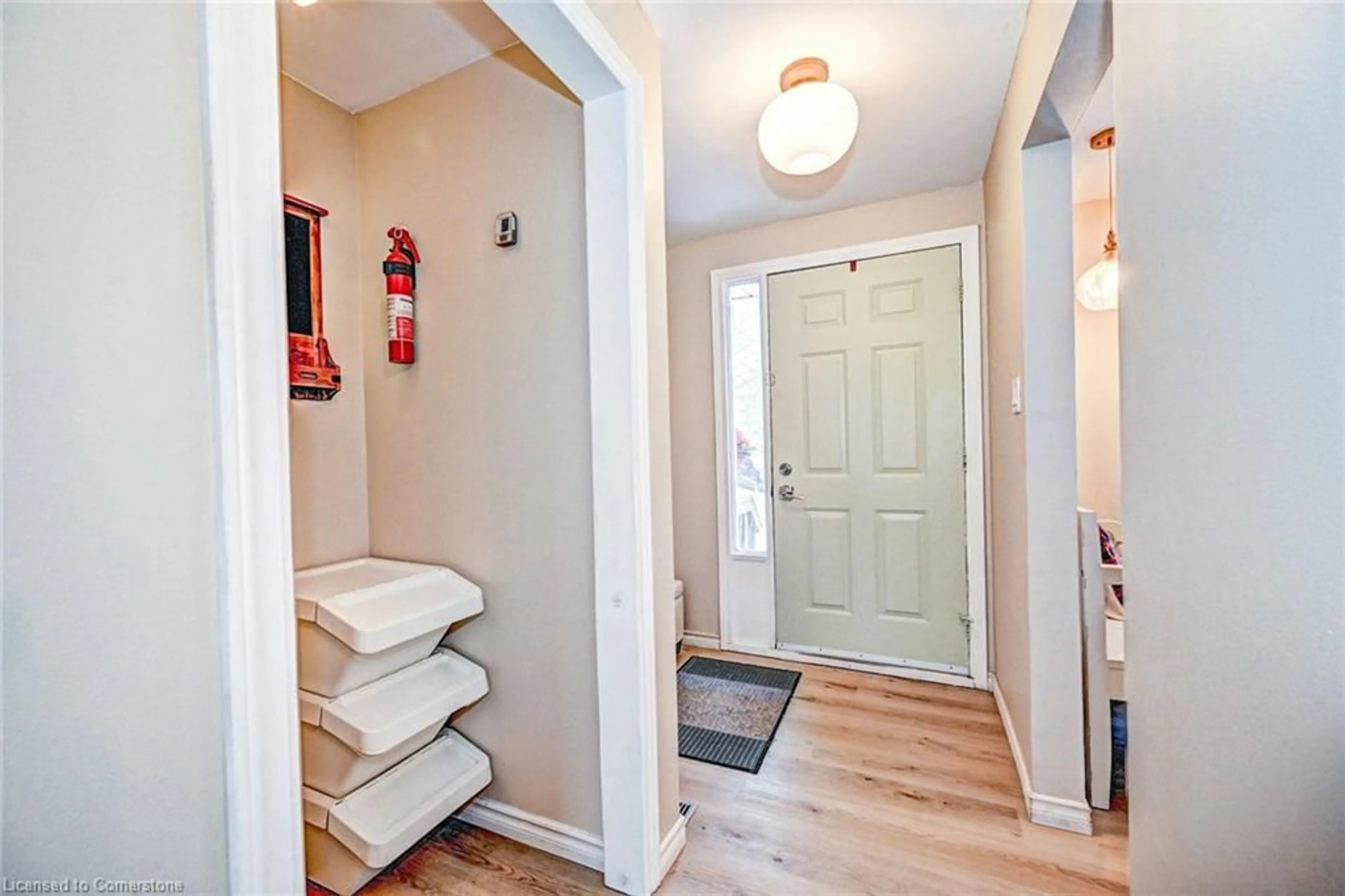 Indoor entryway for 6 Ardoch Mews, Cambridge Ontario N1R 7T6