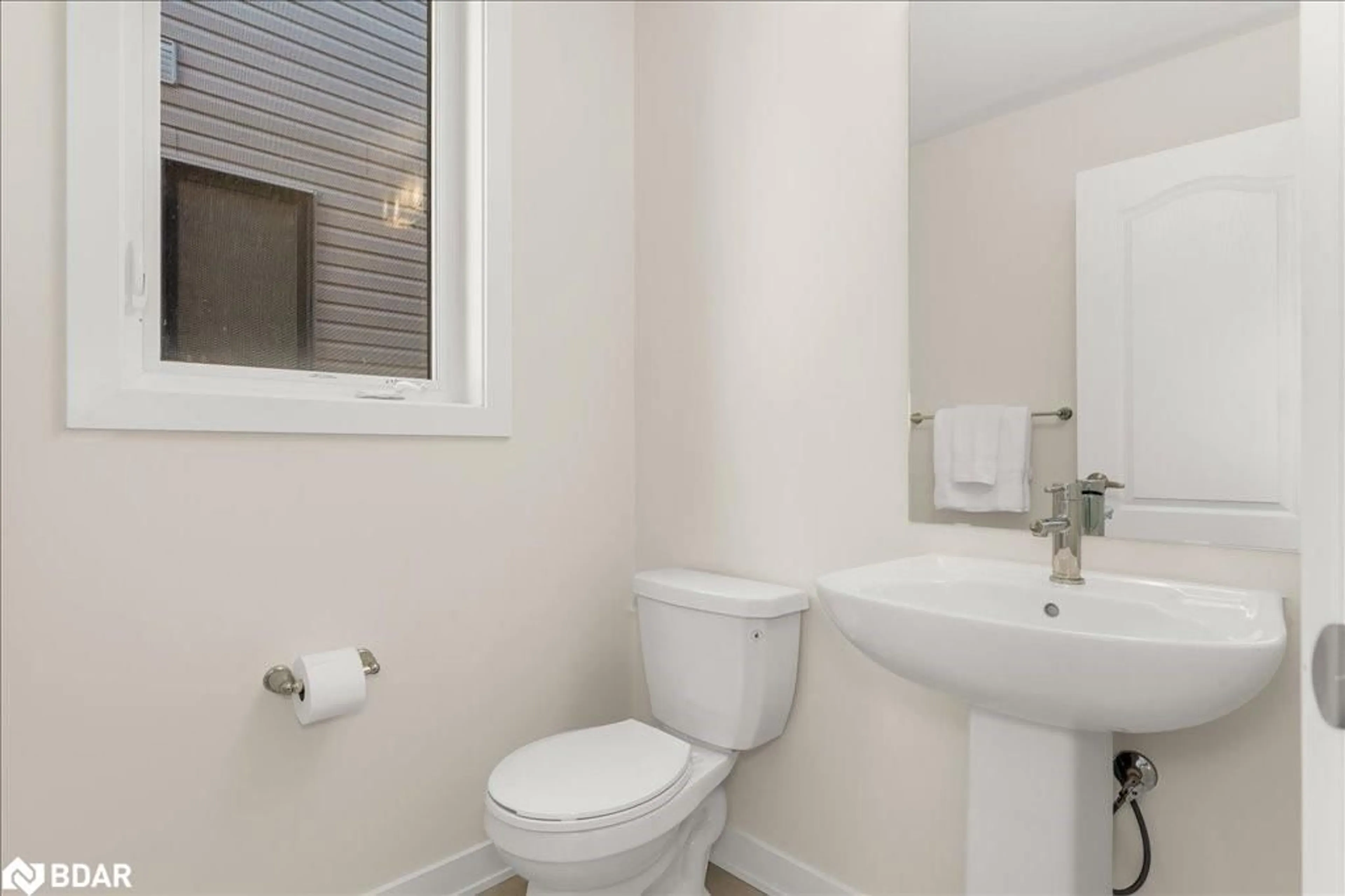 Standard bathroom, unknown for 394 Eastbridge Avenue Ave, Welland Ontario L3B 0M7