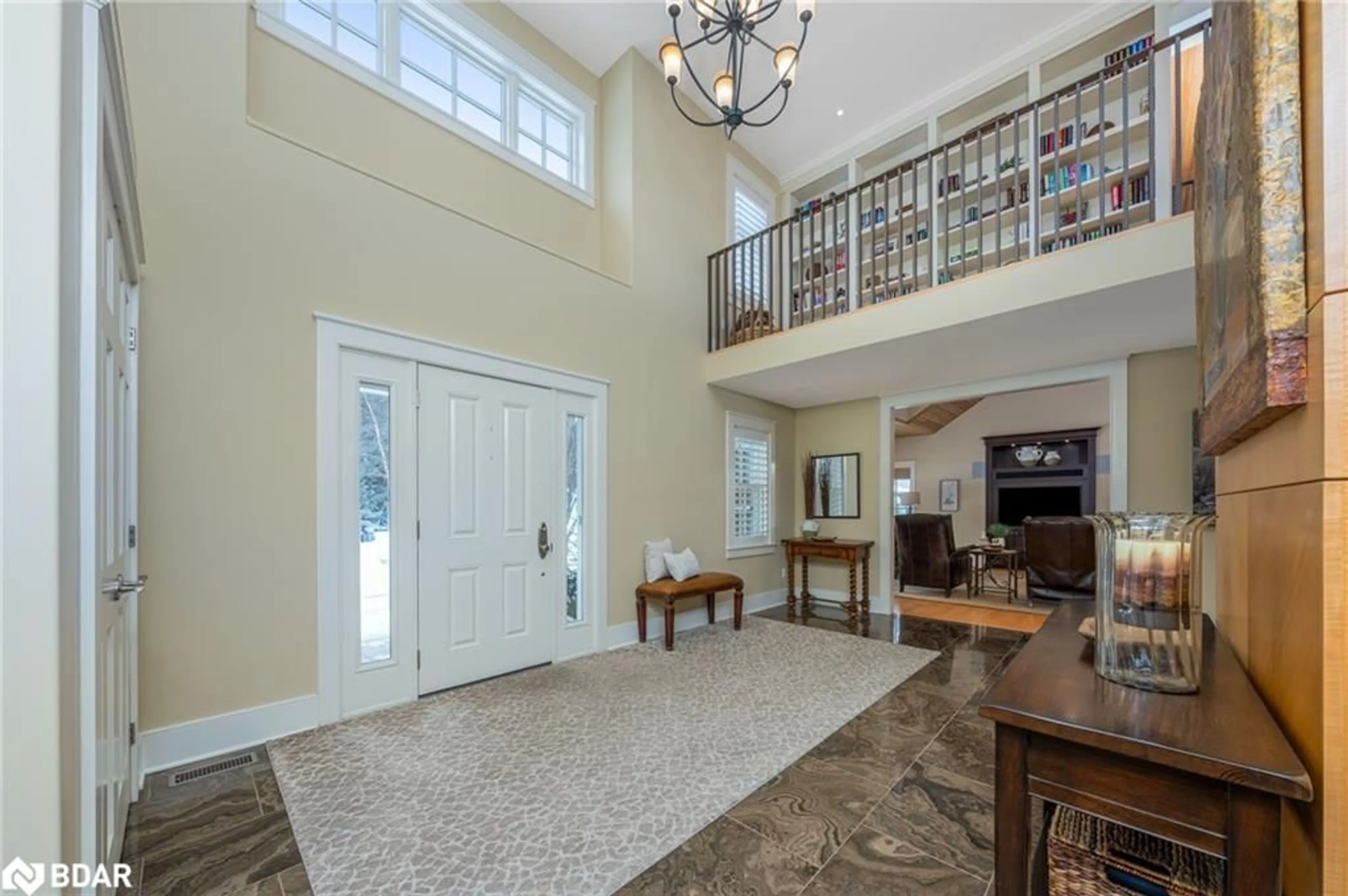 Indoor foyer for 13738 Sixth Line Nassagaweya Line, Milton Ontario L7J 2L7