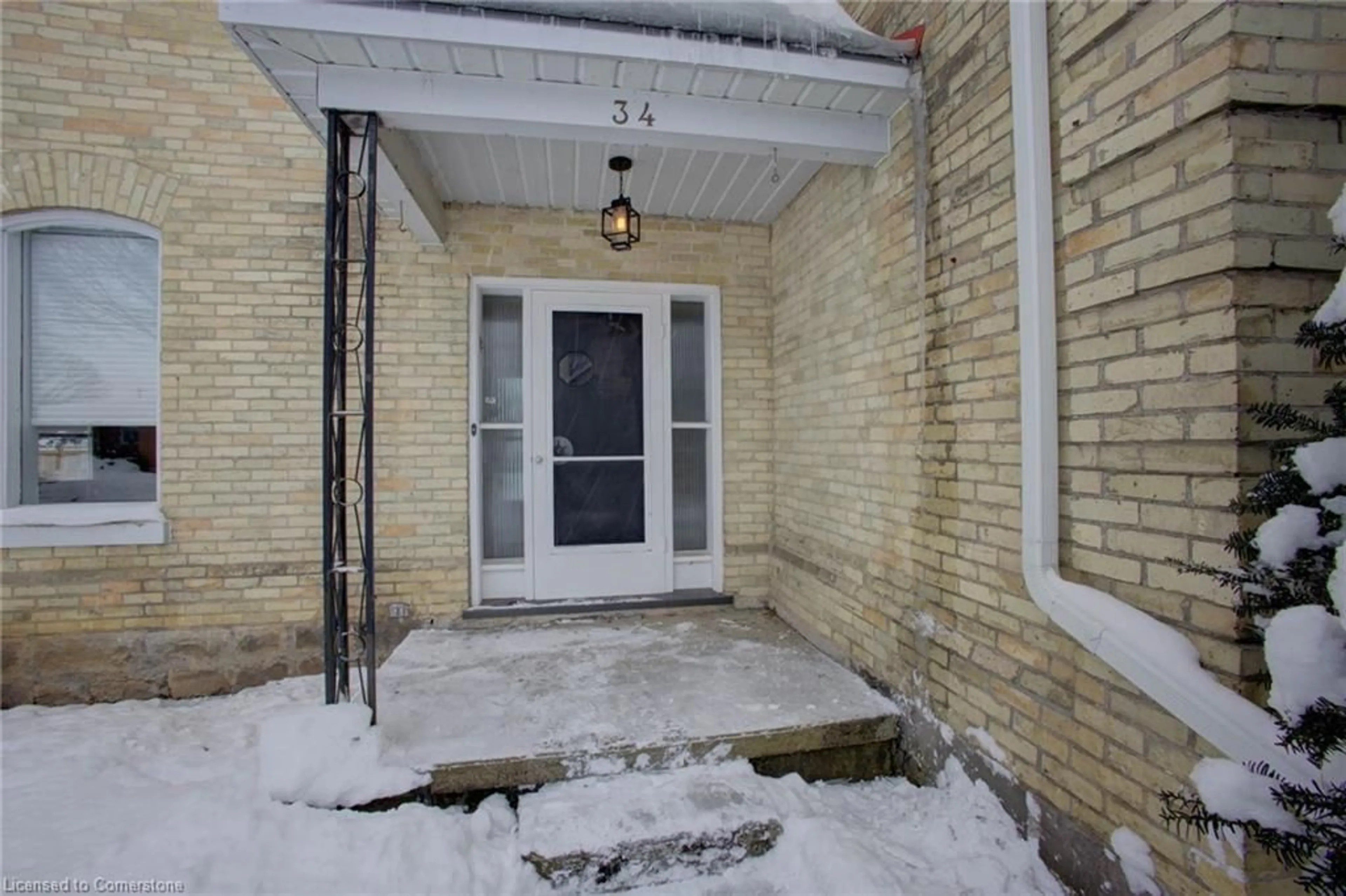 Indoor entryway for 34 Queen St, Brussels Ontario N0G 1H0