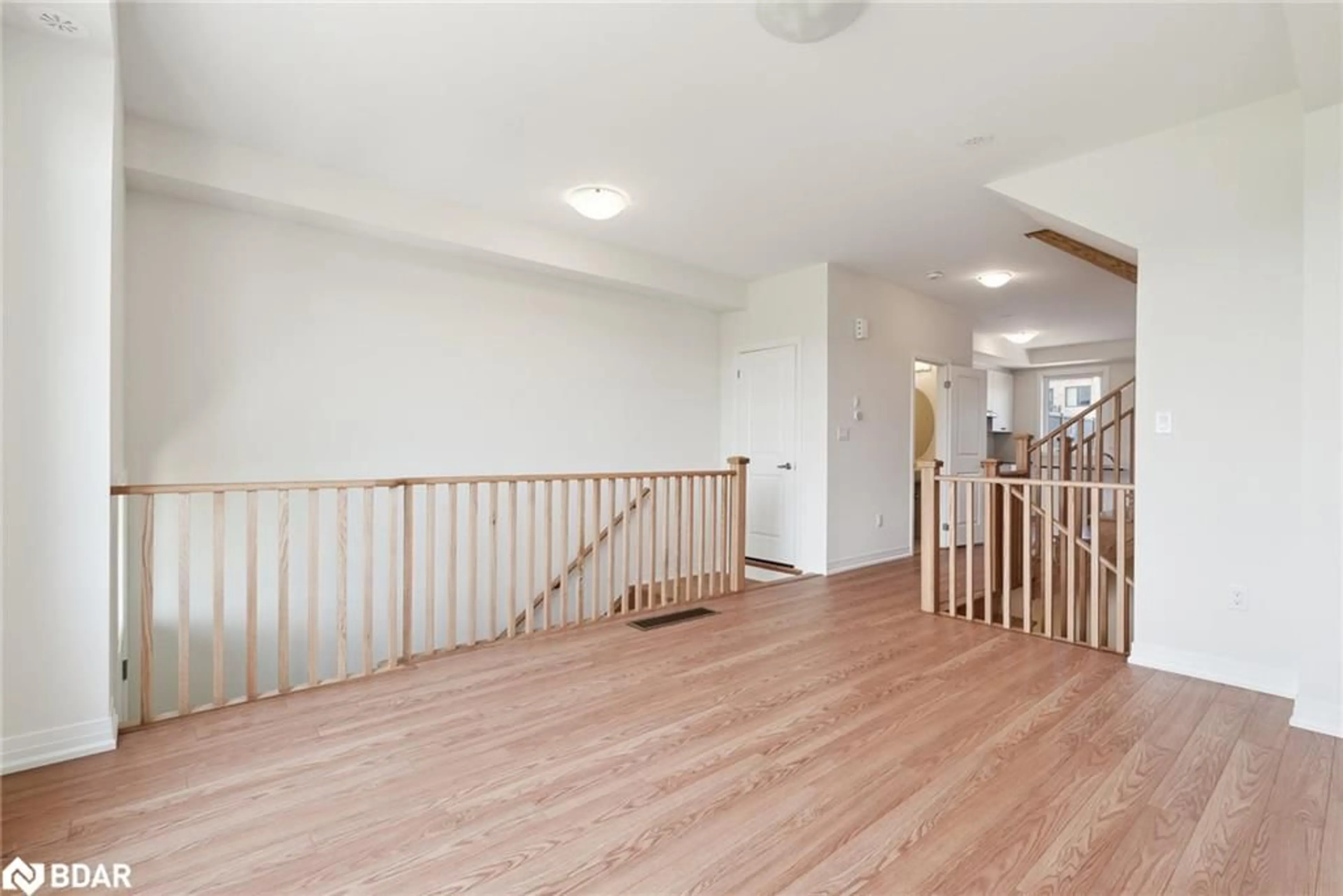 Indoor foyer for 33 Cherry Hill Lane, Barrie Ontario L4N 6K7