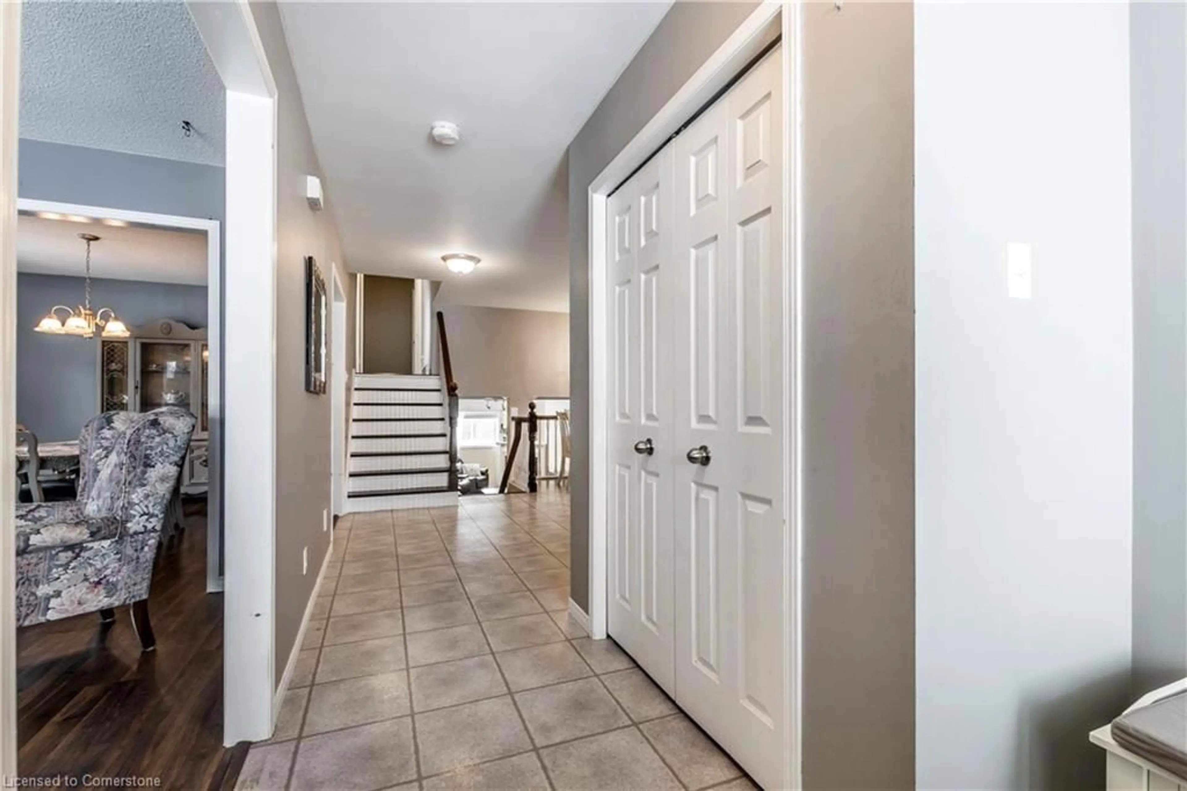 Indoor entryway for 192 Catherine St, New Hamburg Ontario N3A 1Z8