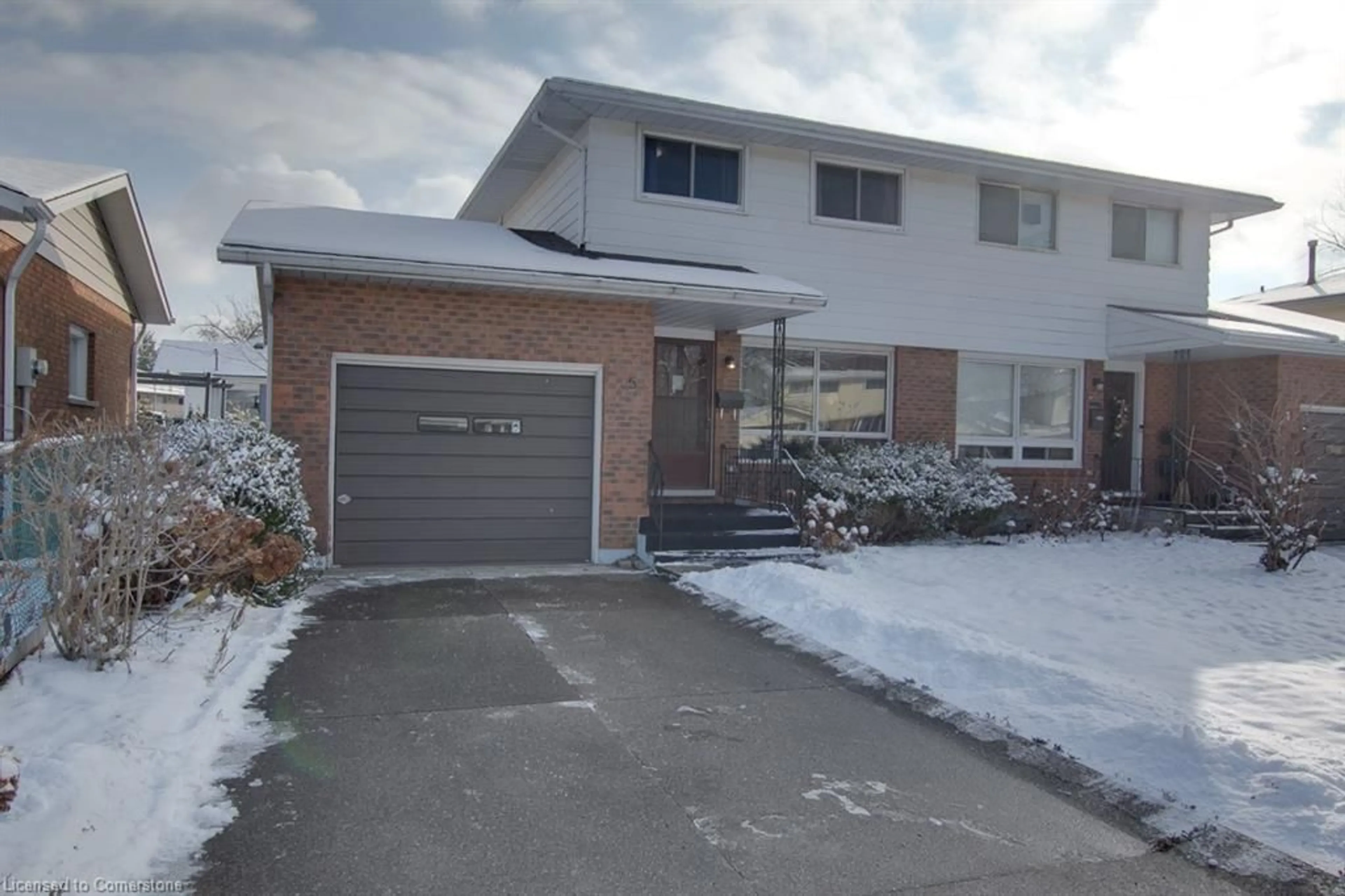 Home with brick exterior material, street for 5 Westfield Dr, St. Catharines Ontario L2N 5Z5