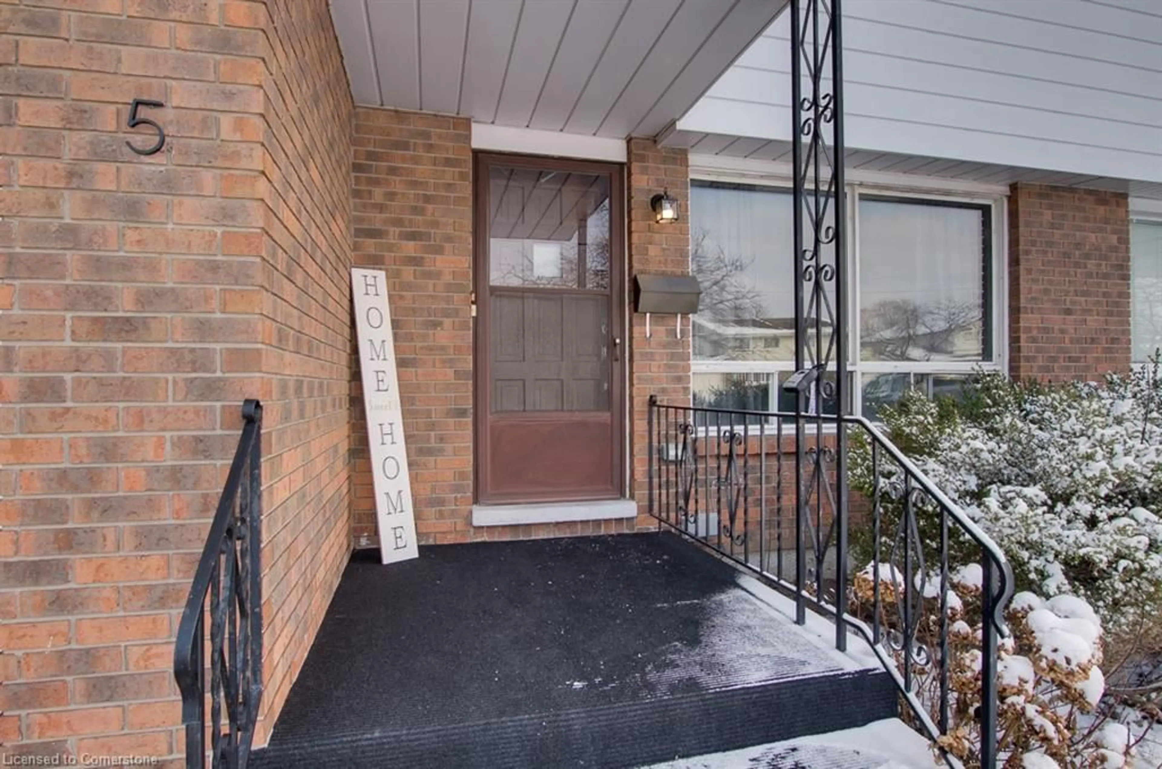 Indoor entryway for 5 Westfield Dr, St. Catharines Ontario L2N 5Z5