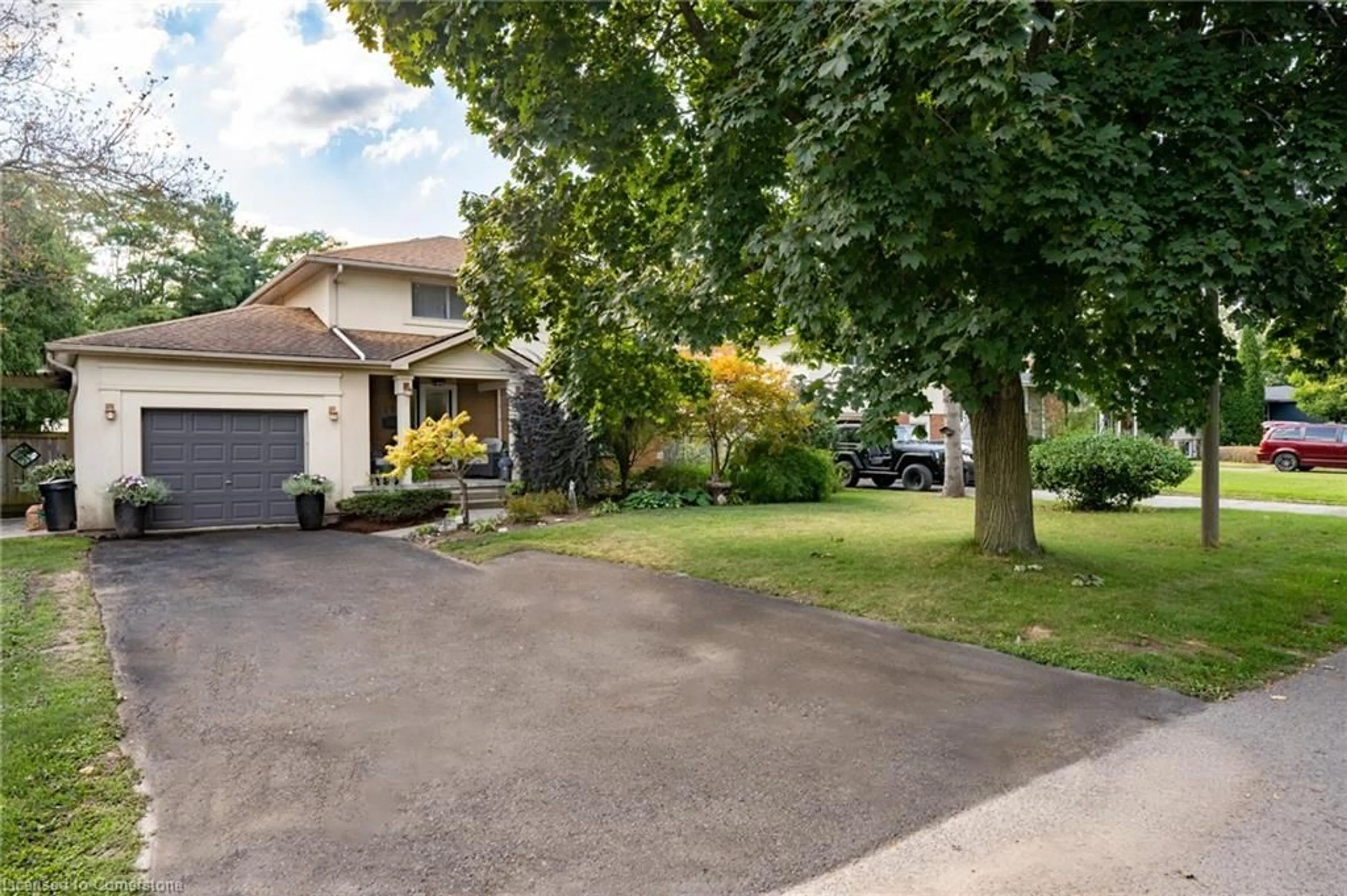 A pic from outside/outdoor area/front of a property/back of a property/a pic from drone, street for 19 Claremount Cir, Welland Ontario L3C 2P4