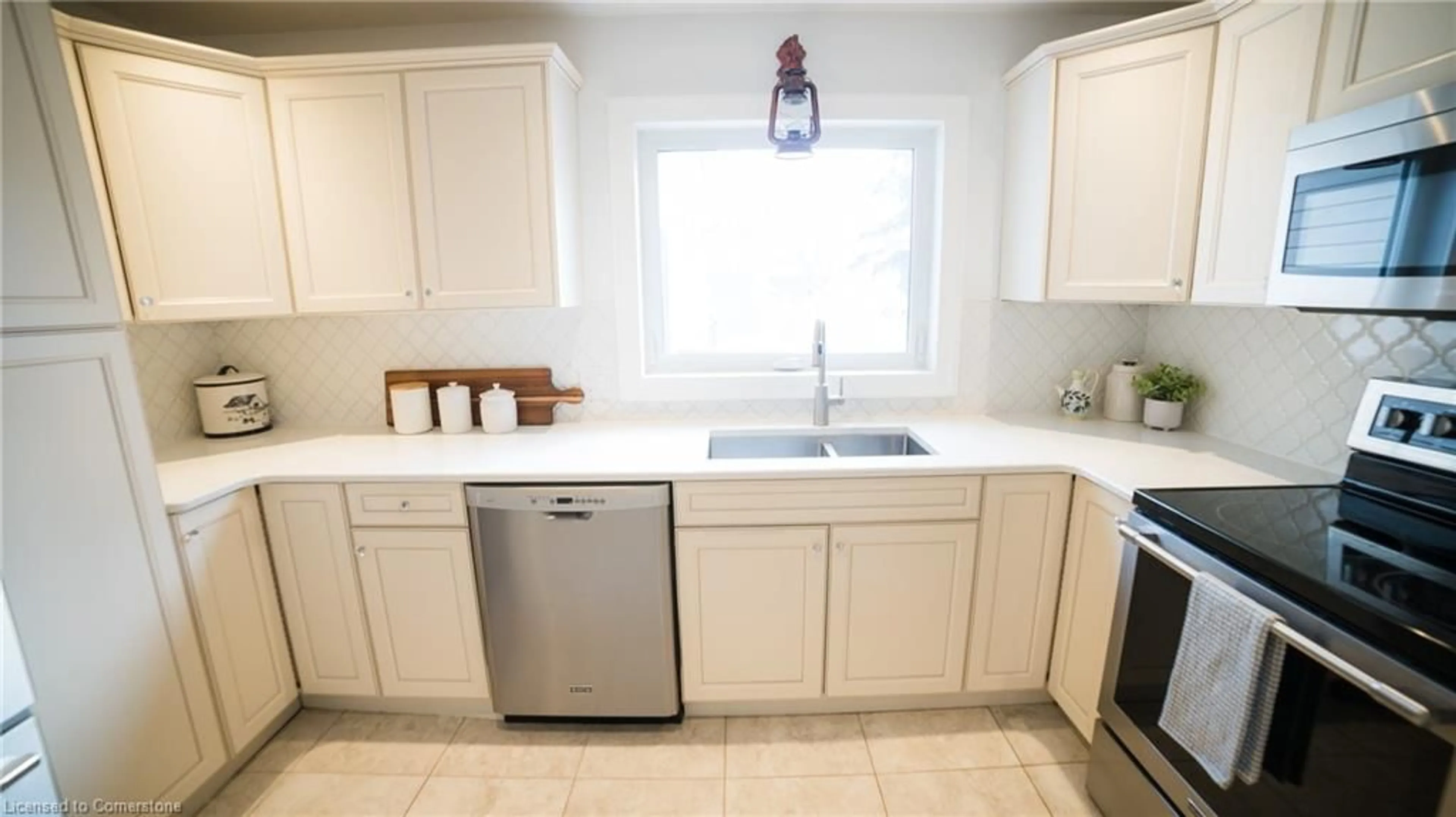 Standard kitchen, ceramic/tile floor for 125 Coleman St, Innerkip Ontario N0J 1M0