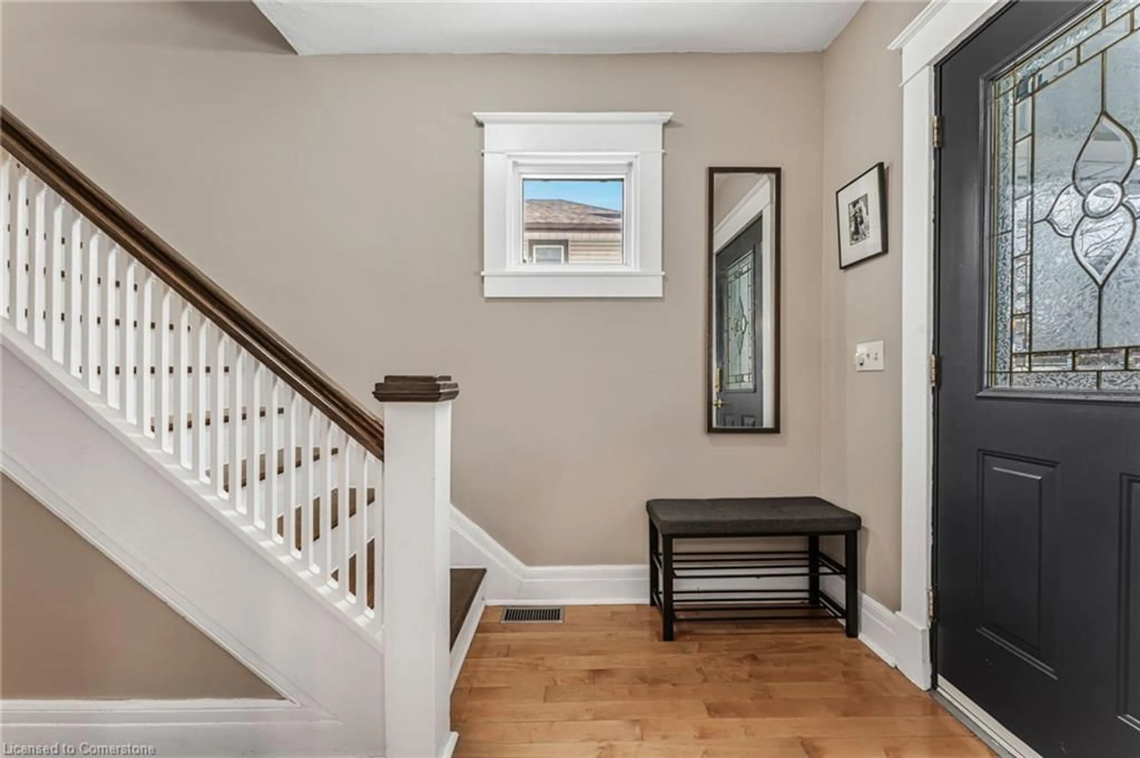 Indoor entryway for 5701 Prince Edward Ave, Niagara Falls Ontario L2G 5J1