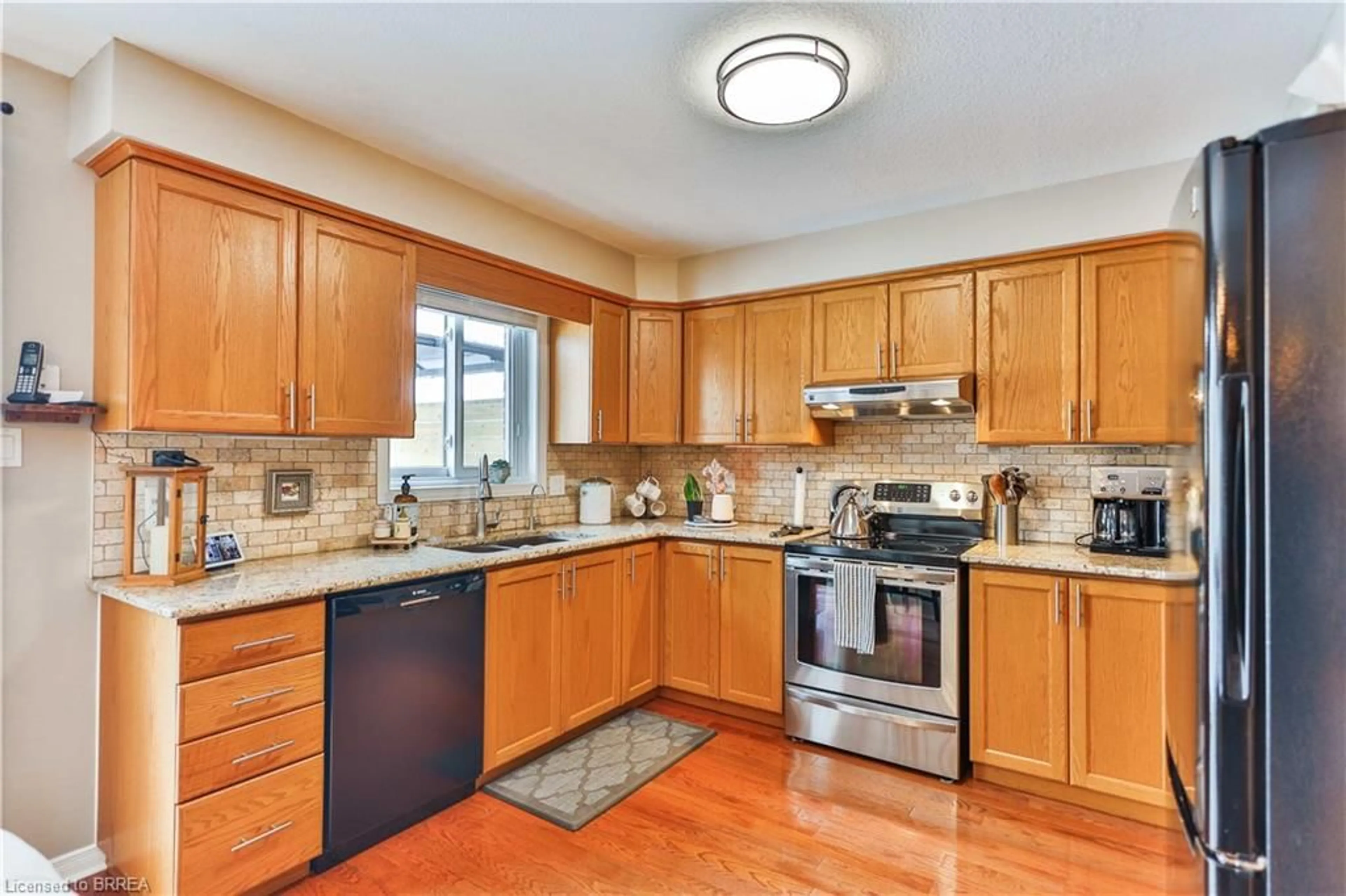 Standard kitchen, ceramic/tile floor for 128 Hollyridge St, Kitchener Ontario N2N 3L9