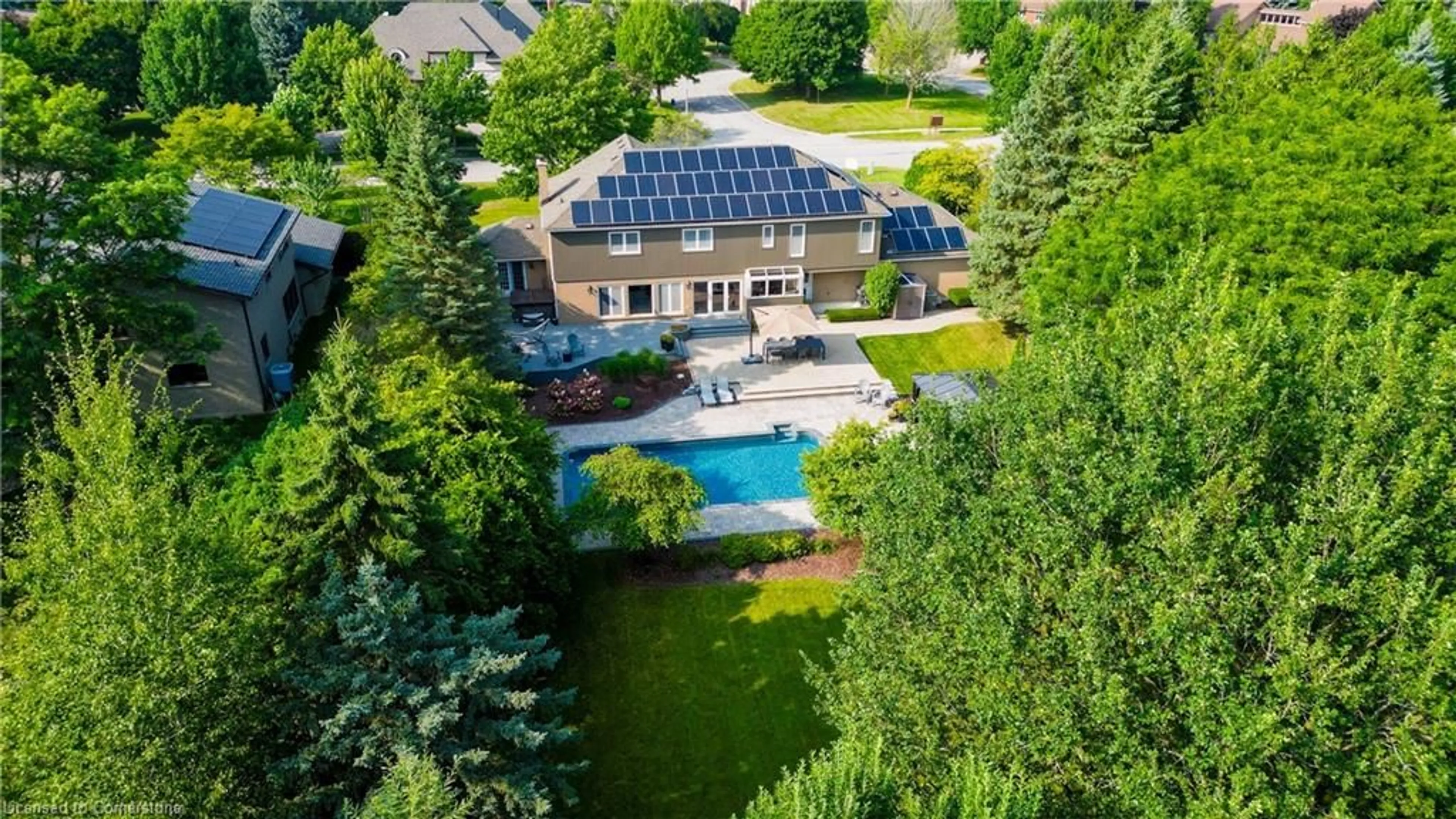 A pic from outside/outdoor area/front of a property/back of a property/a pic from drone, water/lake/river/ocean view for 587 Manorwood Crt, Waterloo Ontario N2K 3L7