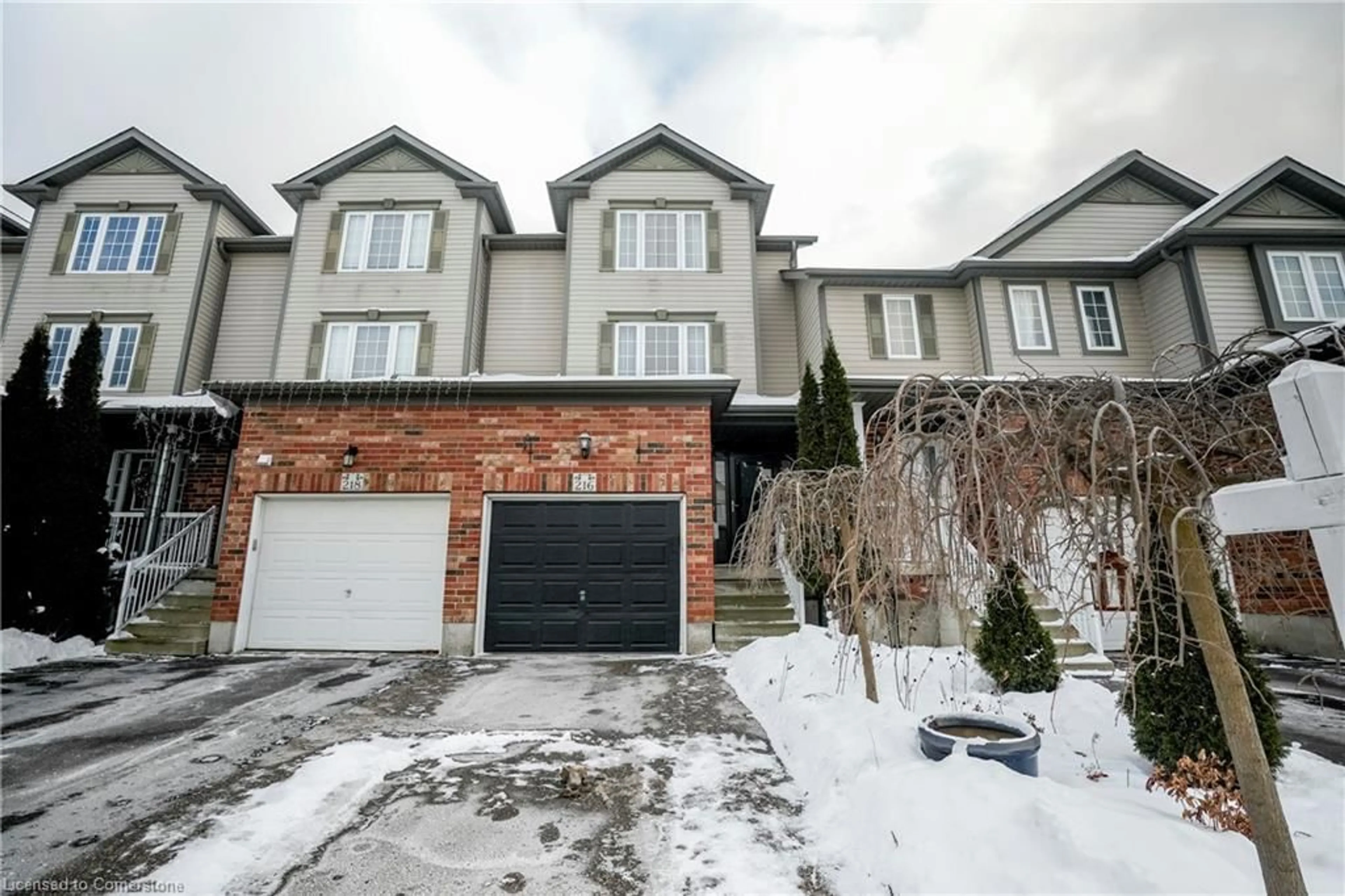 A pic from outside/outdoor area/front of a property/back of a property/a pic from drone, street for 216 Sophia Cres, Kitchener Ontario N2R 1X8