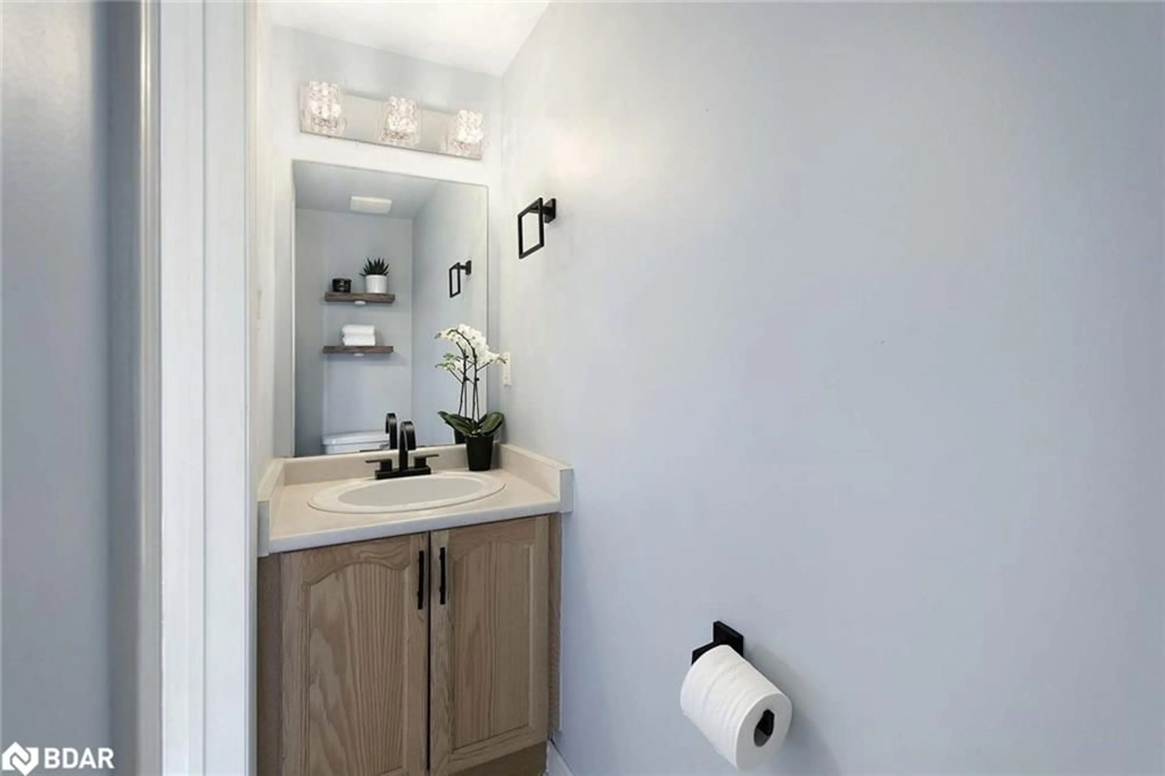 Standard bathroom, unknown for 45 Lancaster Crt, Keswick Ontario L4P 4A2