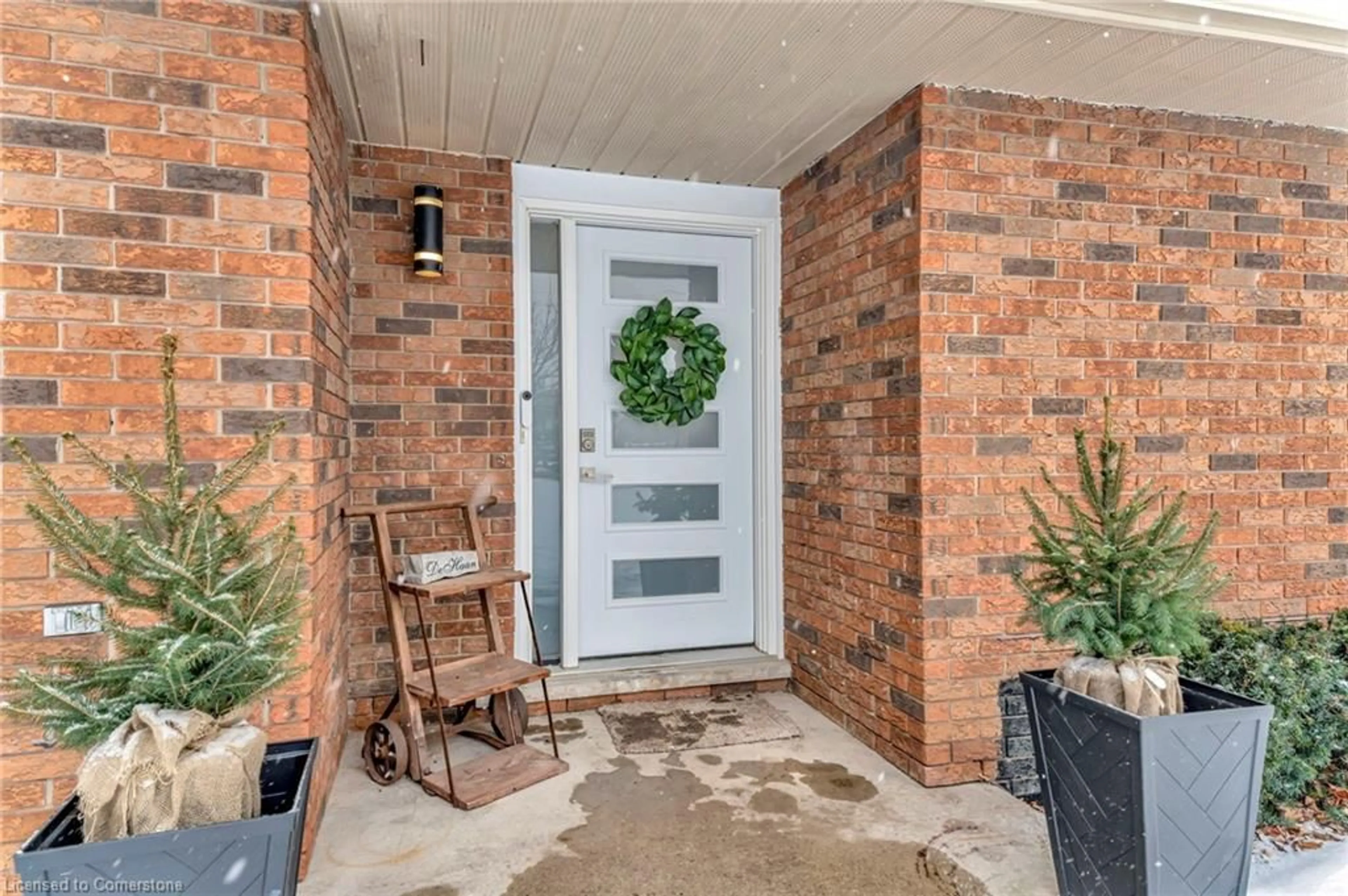 Indoor entryway for 270 Rock Chapel Rd, Dundas Ontario L9H 5E2