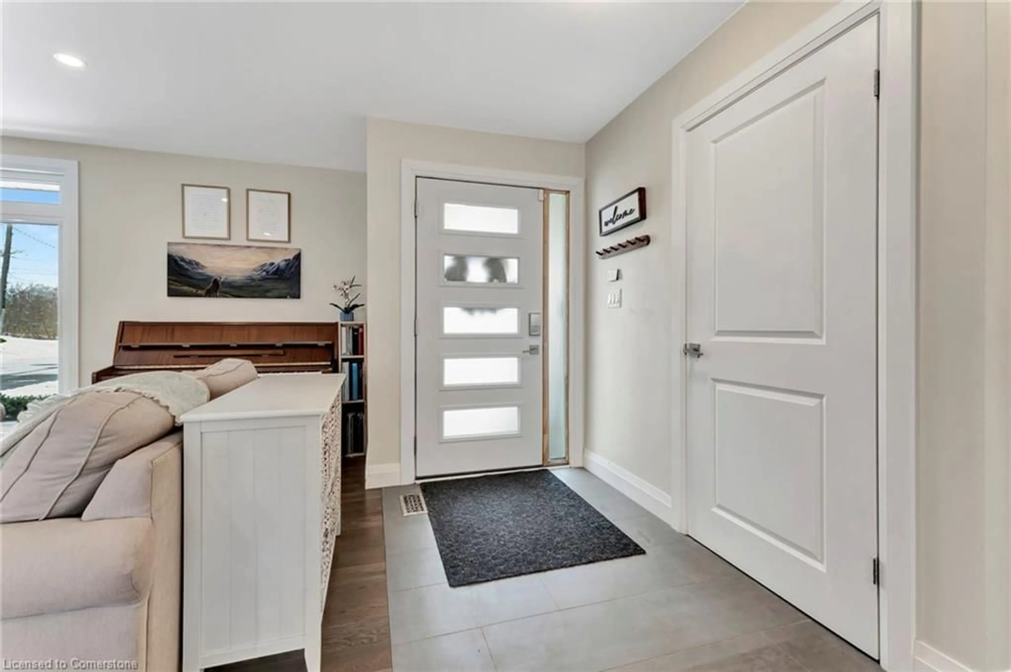 Indoor entryway for 270 Rock Chapel Rd, Dundas Ontario L9H 5E2