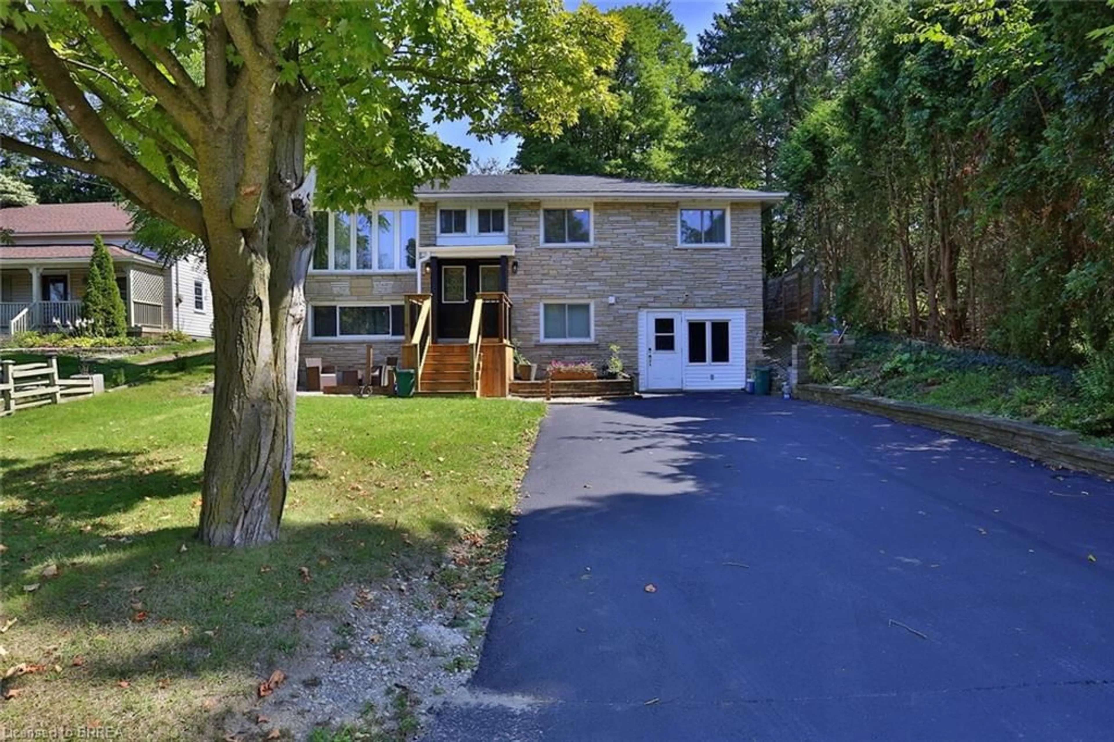 A pic from outside/outdoor area/front of a property/back of a property/a pic from drone, street for 73 Milton St, New Hamburg Ontario N3A 1N7