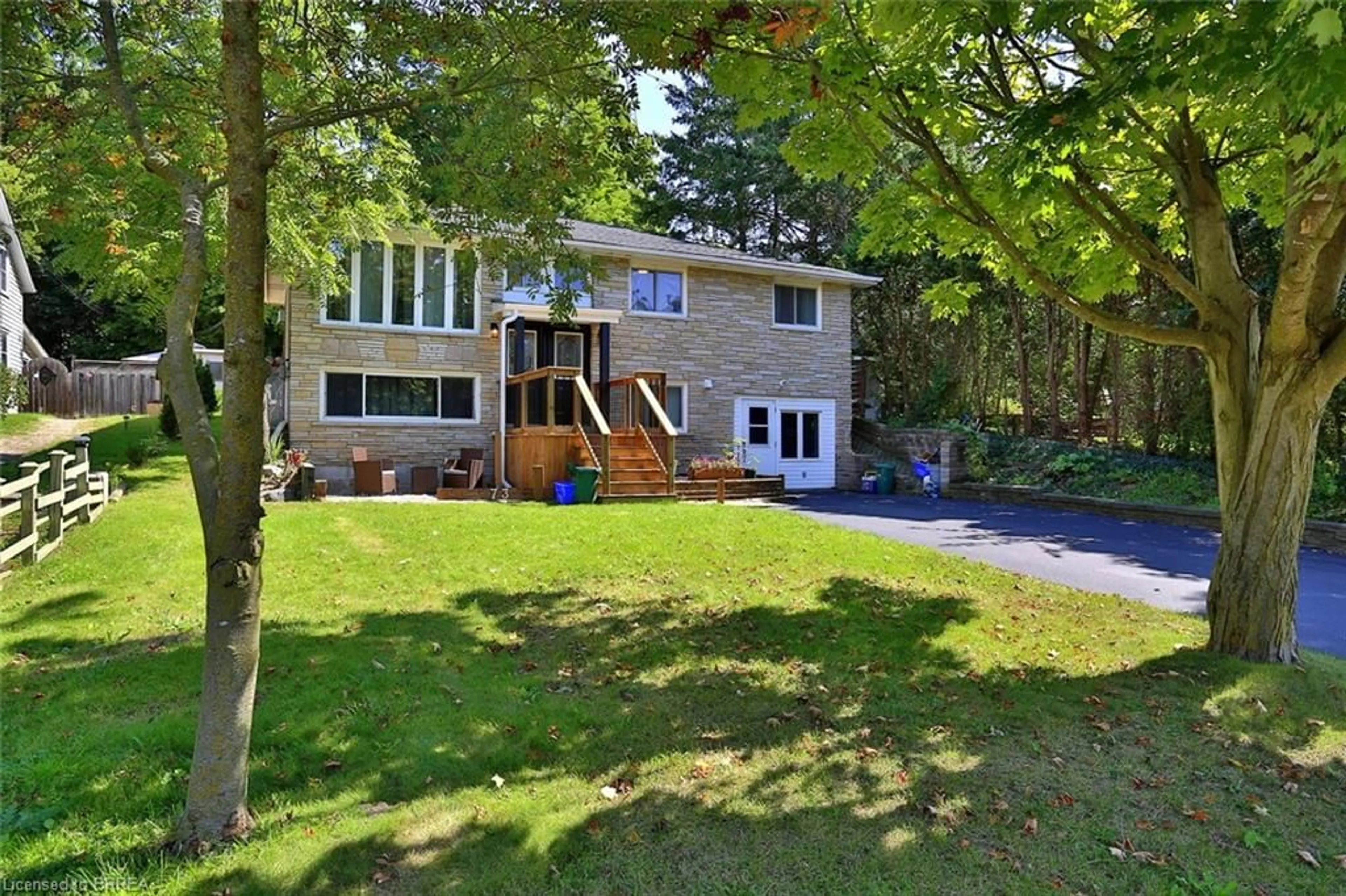 A pic from outside/outdoor area/front of a property/back of a property/a pic from drone, unknown for 73 Milton St, New Hamburg Ontario N3A 1N7