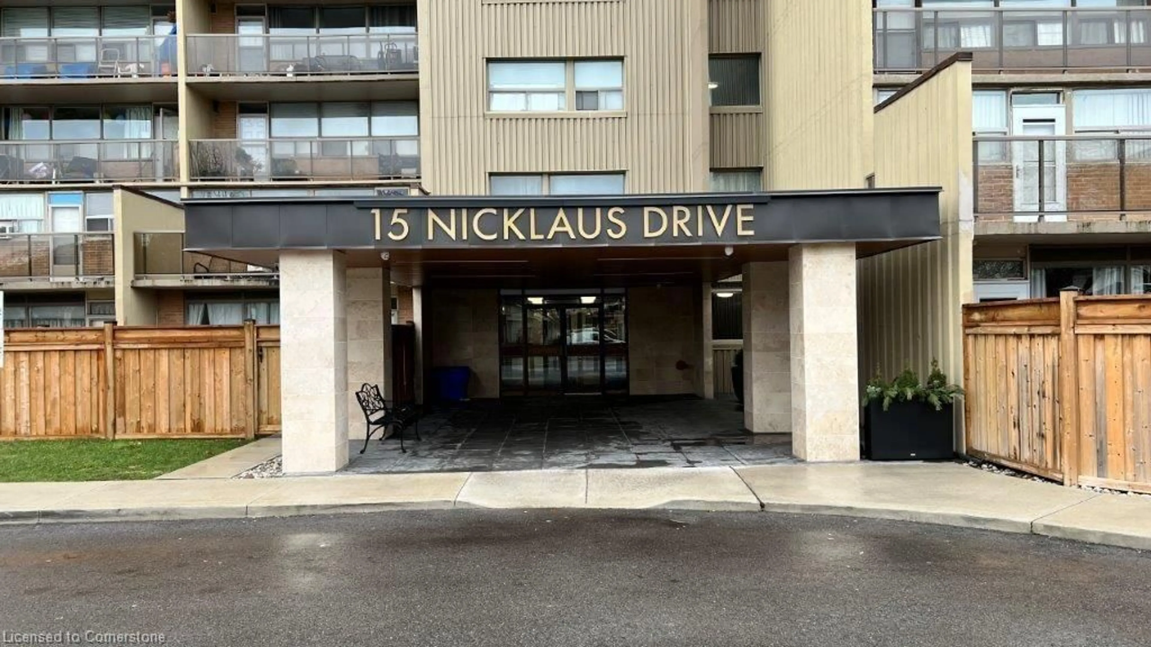 Indoor foyer for 15 Nicklaus Dr #1010, Hamilton Ontario L8K 5J5