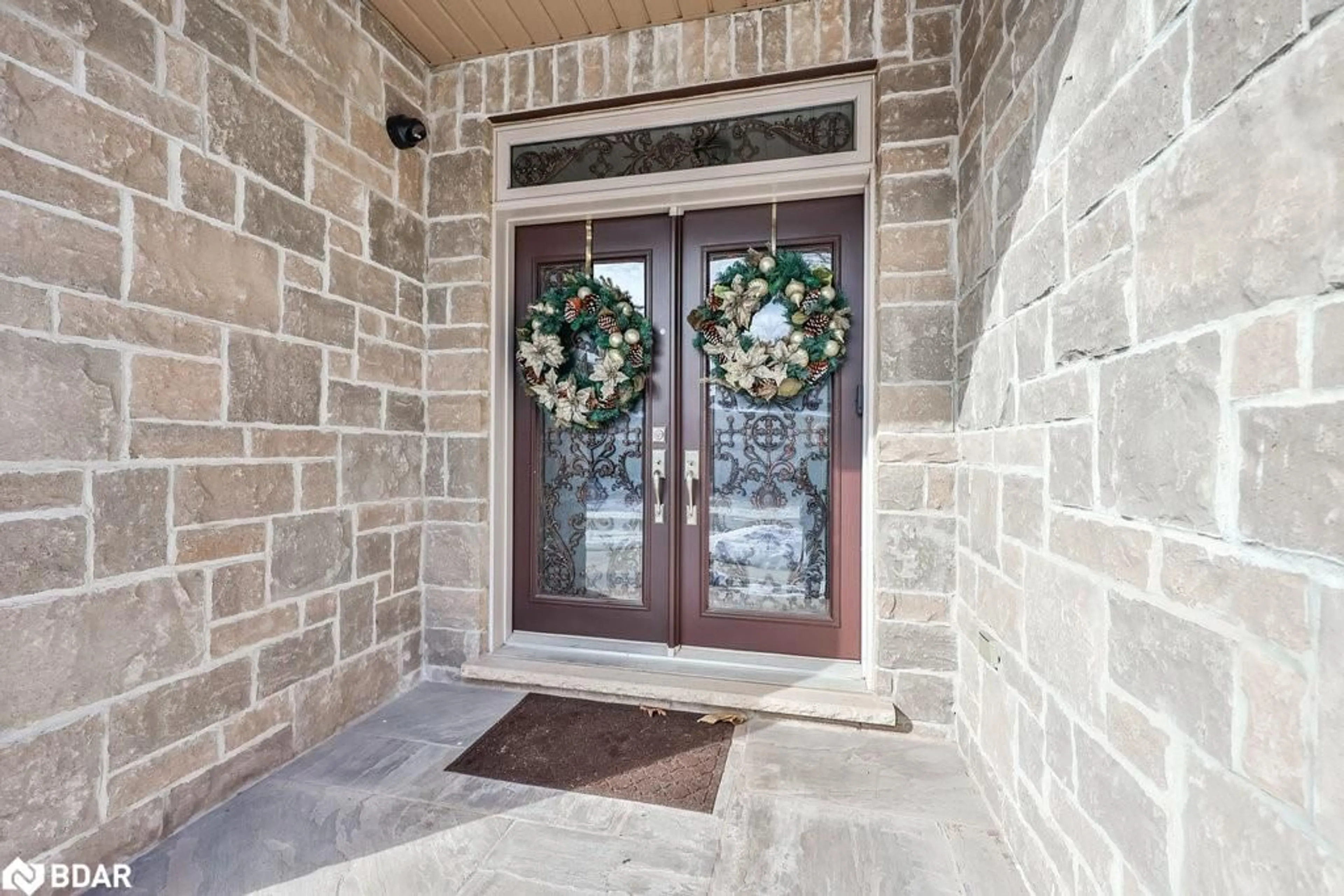 Indoor entryway for 526 Hidden Trail, Oakville Ontario L6M 0N3