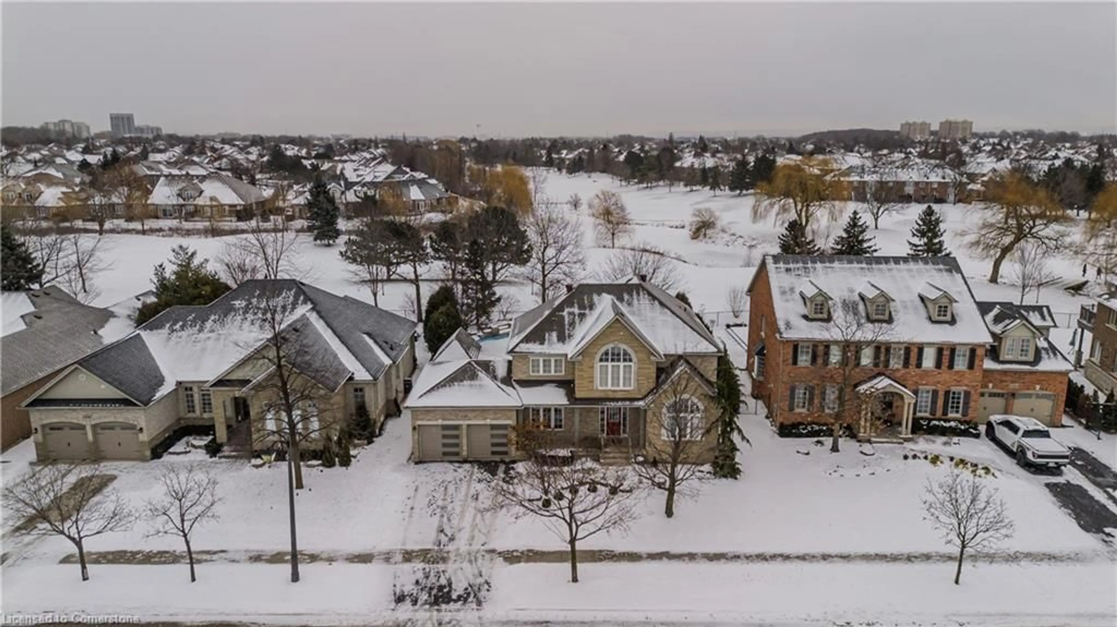 A pic from outside/outdoor area/front of a property/back of a property/a pic from drone, street for 4286 Clubview Dr, Burlington Ontario L7M 4X1